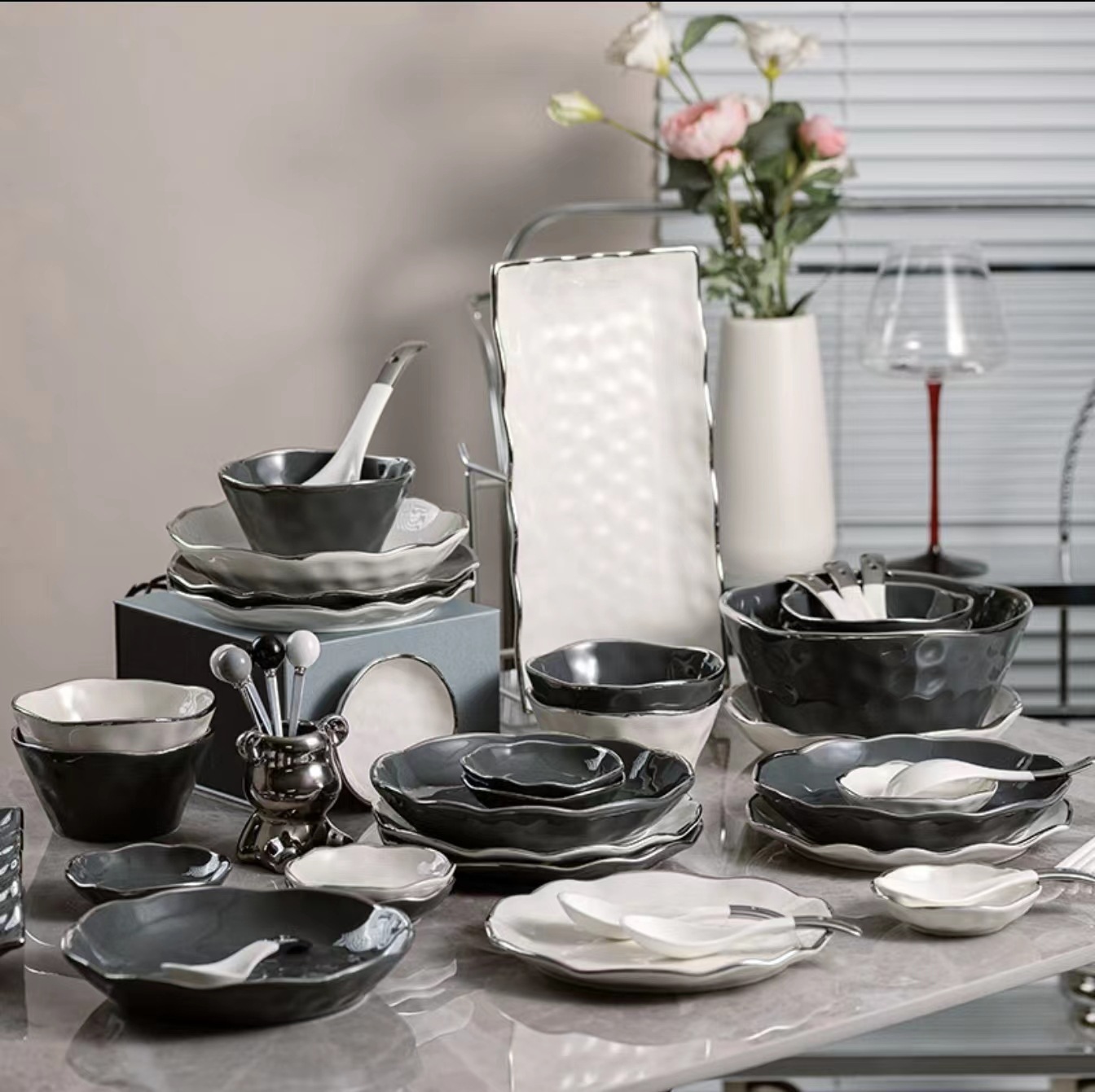 北欧轻奢陶瓷碗碟勺餐具拼盘家用套装组合汤碗饭碗盘子2023新款