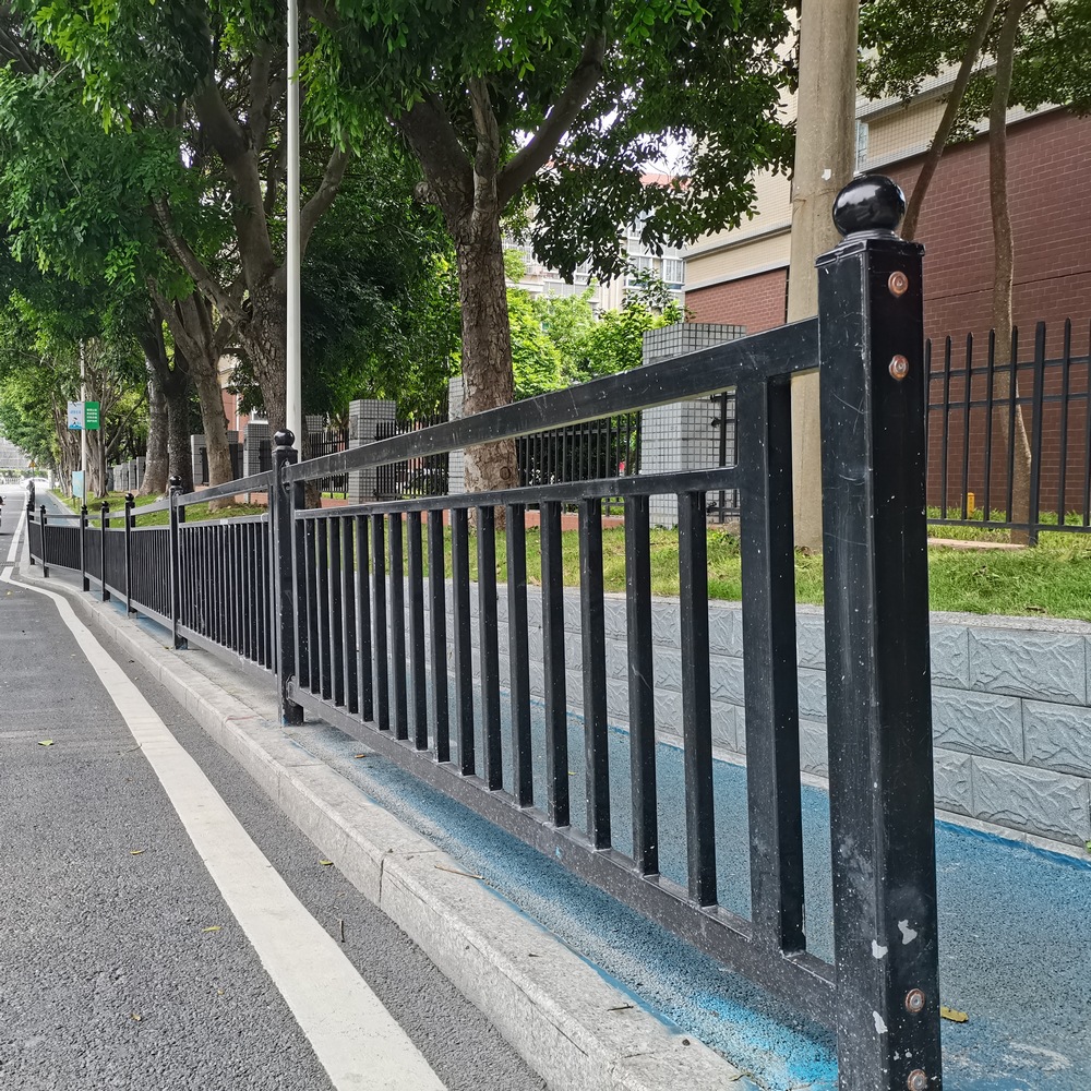 广州新型黑色市政护栏 人行道隔离锌钢防护栏
