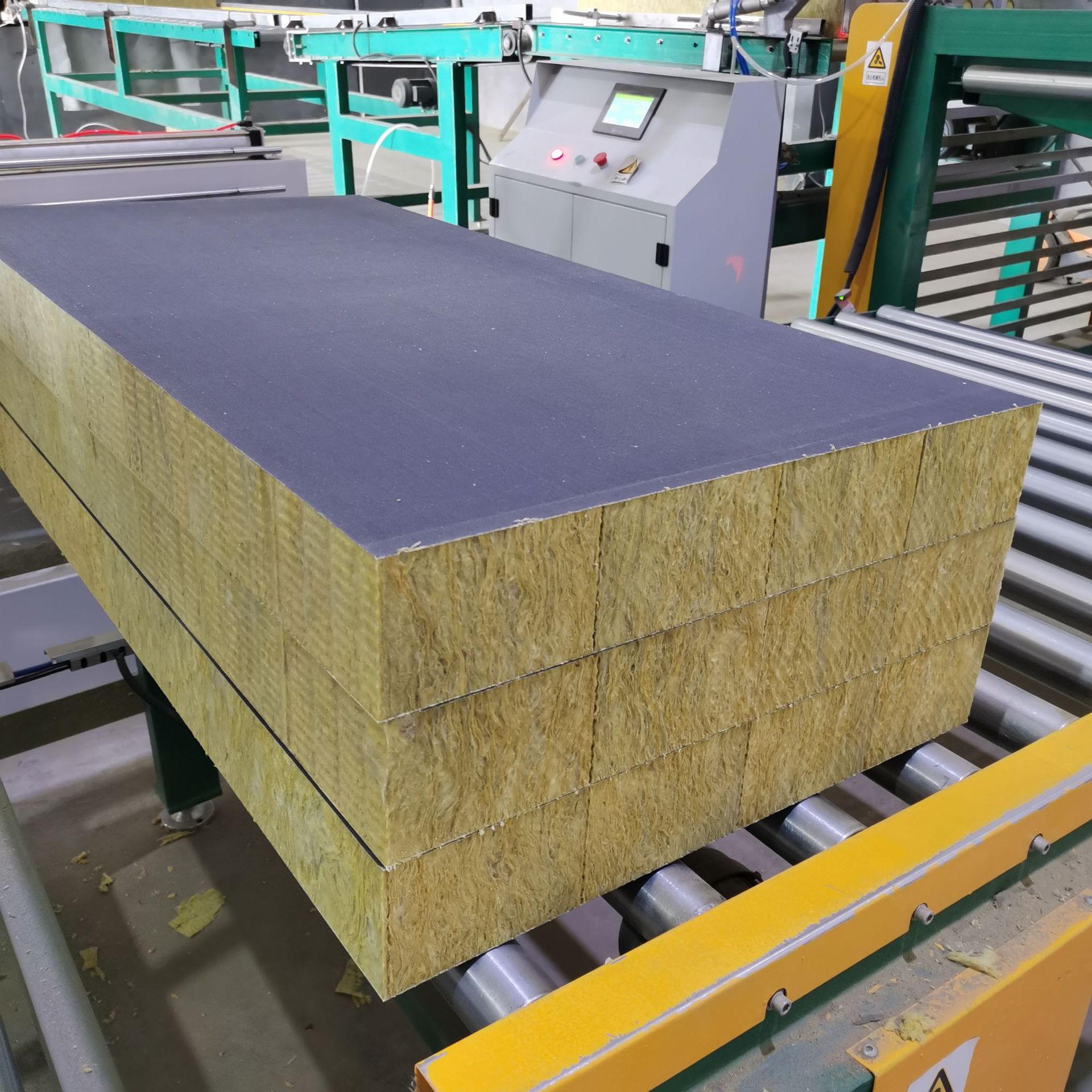 竖丝岩棉保温板 外墙保温岩棉复合板 水泥砂浆岩棉复合板