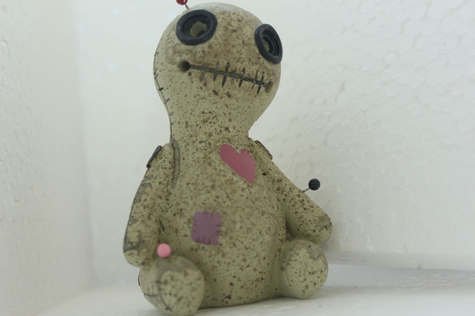 创意跨境独立站卡通诅咒娃娃可喷雾摆件巫毒娃娃熏香家居装饰道具