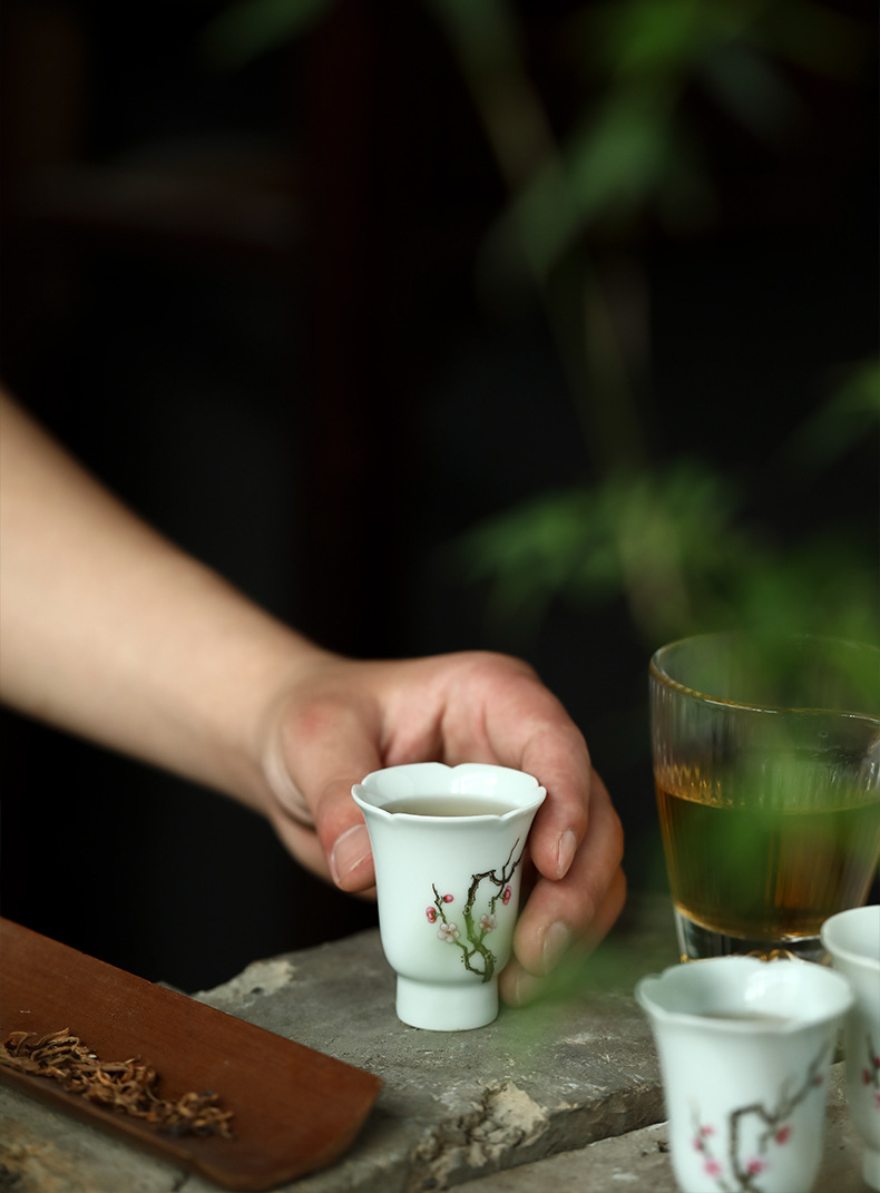 手绘粉彩仿古花神杯葵口梅花闻香杯立体玻璃白釉纯手绘描金杯40cc
