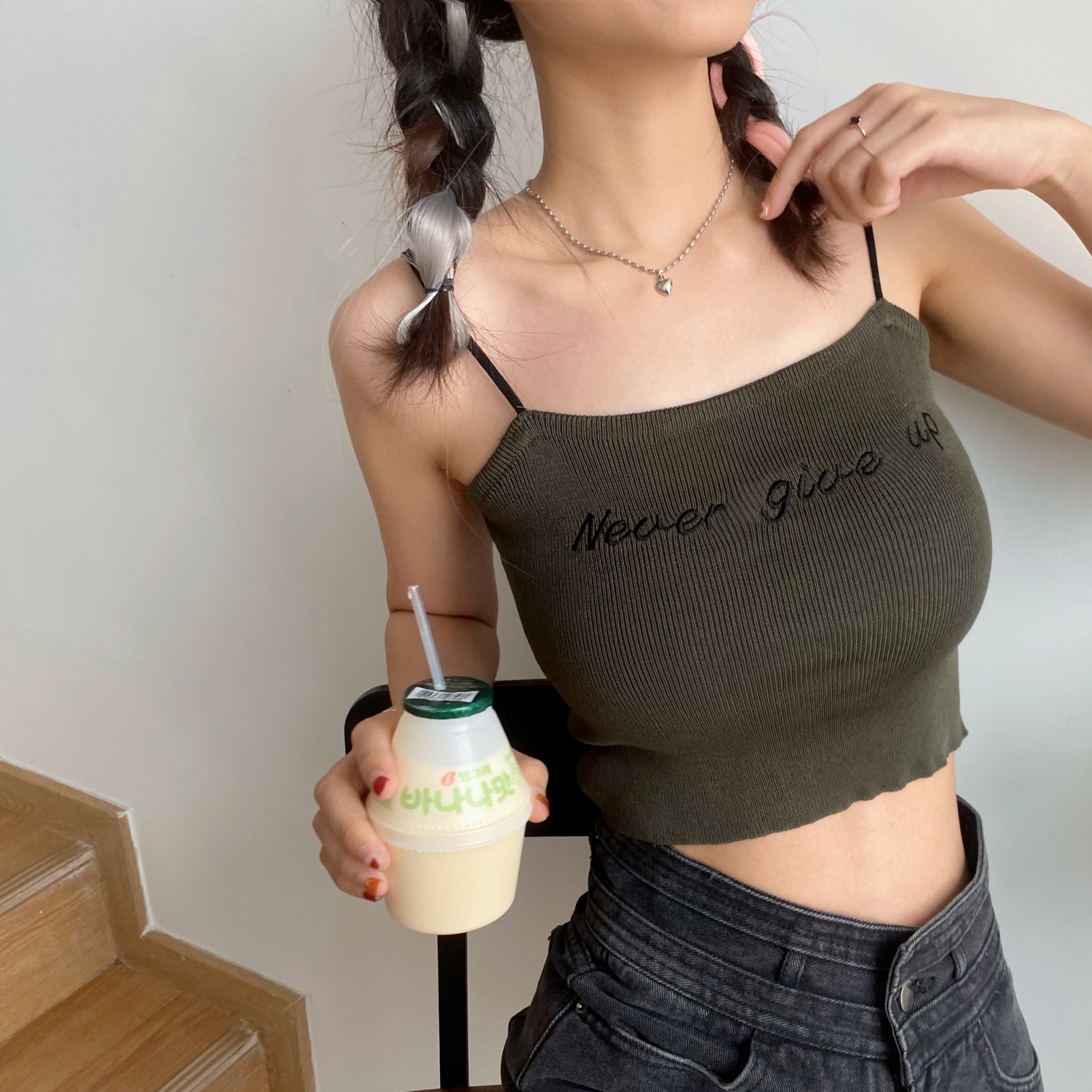 春装女款衣服2022新款外穿吊带辣妹细字母刺绣短款针织背心女内搭