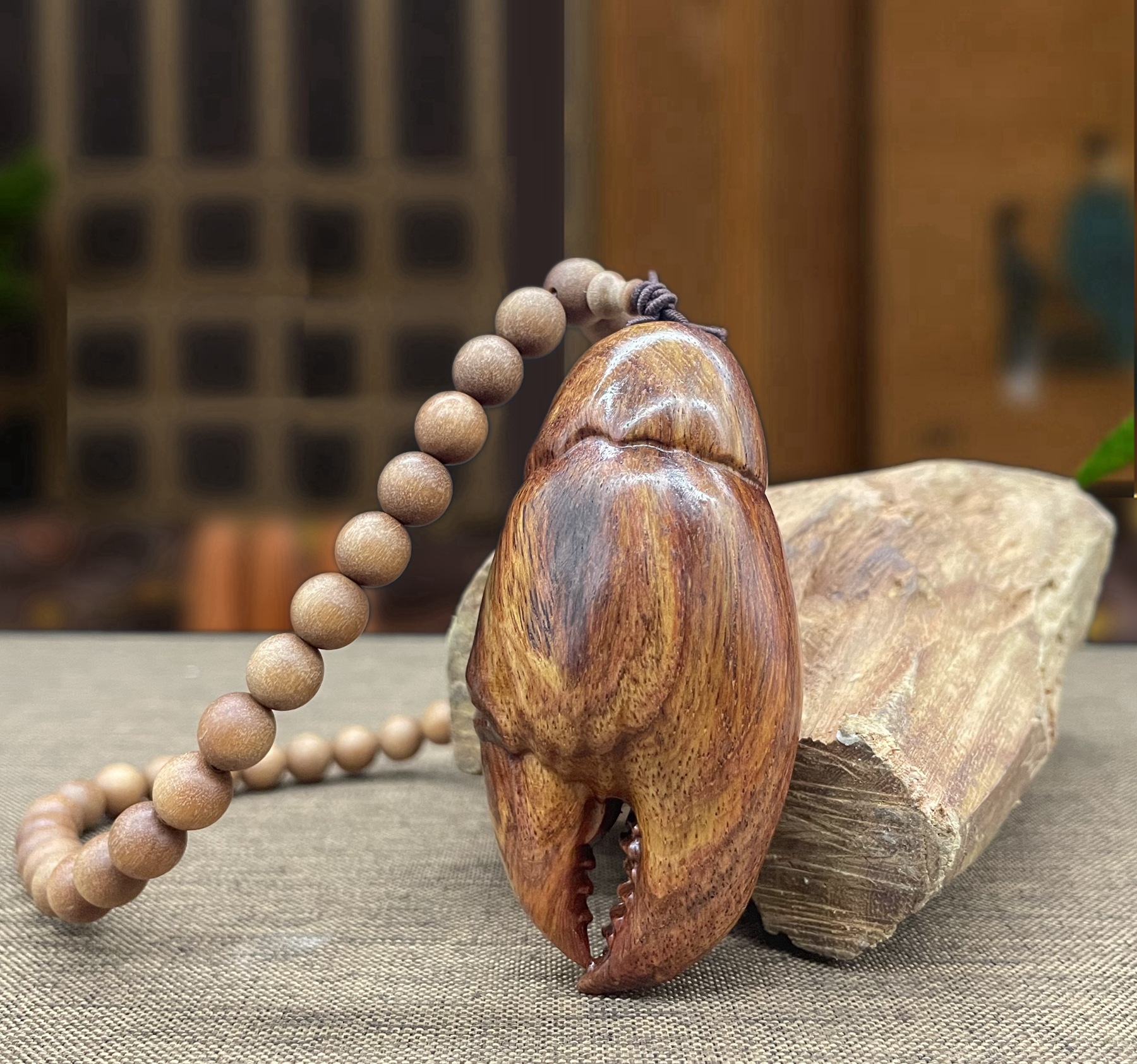 海南黄花梨手里有钱螃蟹钳子手把件盘玩工艺品男士文玩把件