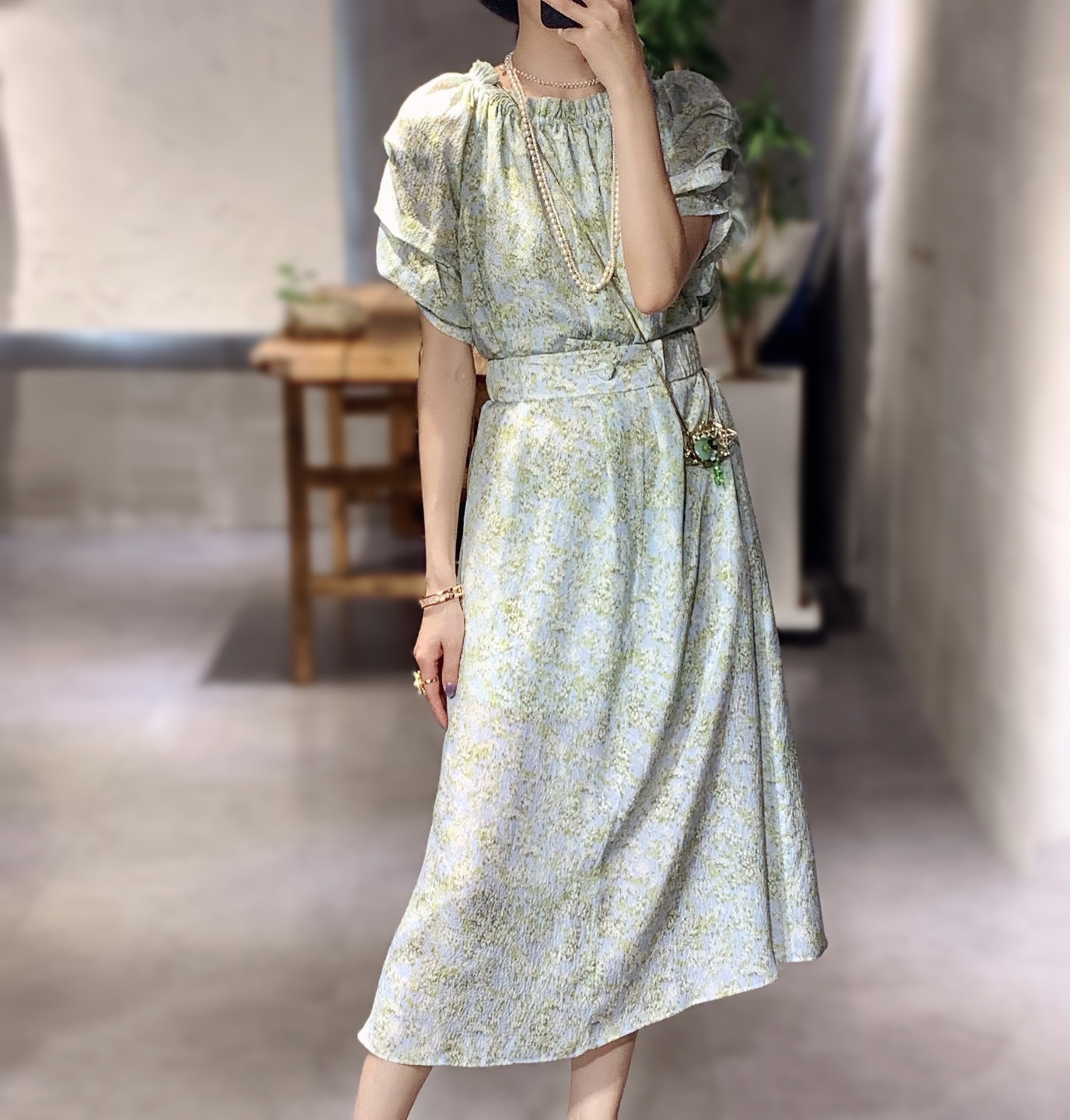 2022夏季桑蚕丝碎花连衣裙女气质系腰带显瘦真丝横条皱一字领批发