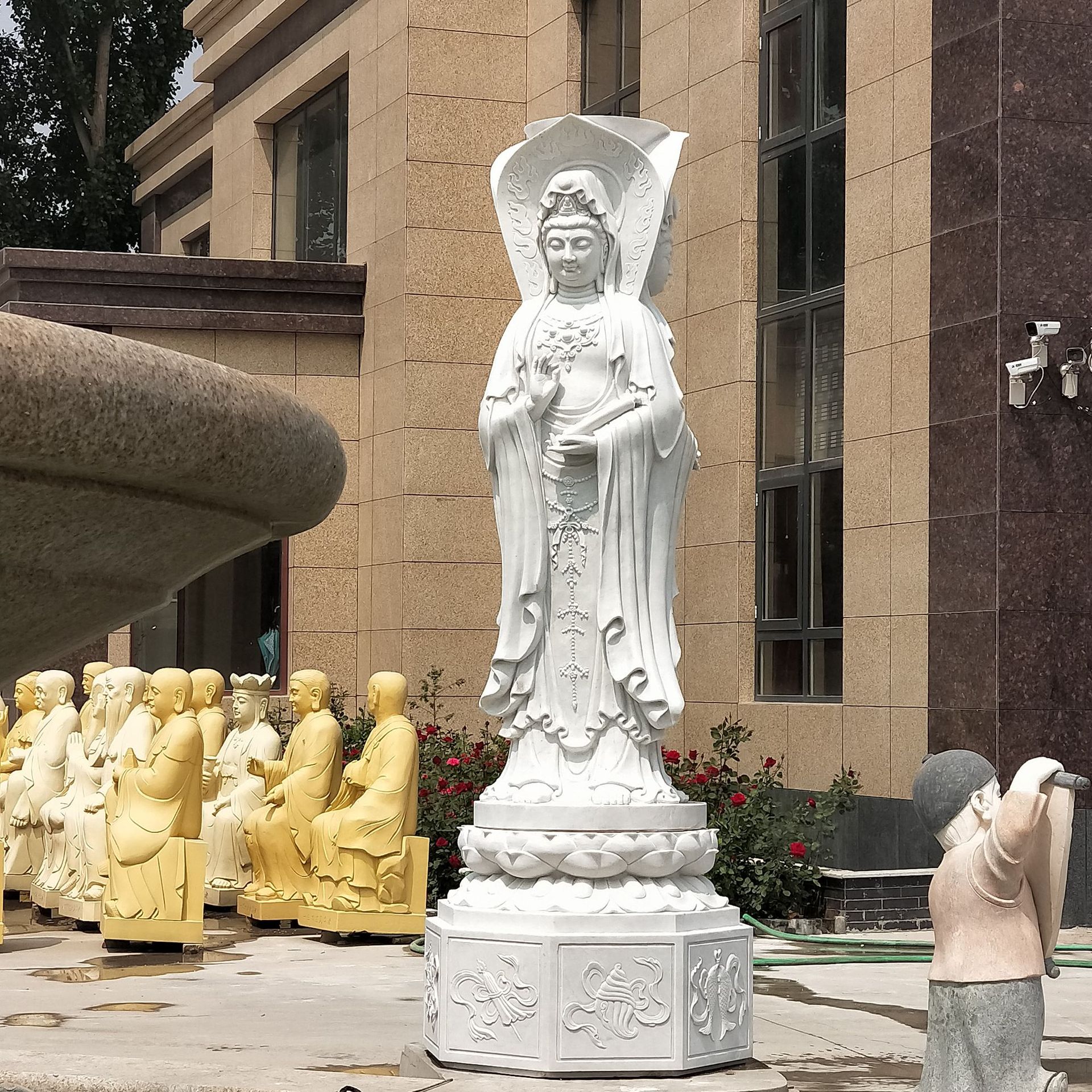 厂家石雕滴水观音佛像站坐像花岗岩雕塑户外园林寺院供奉摆件