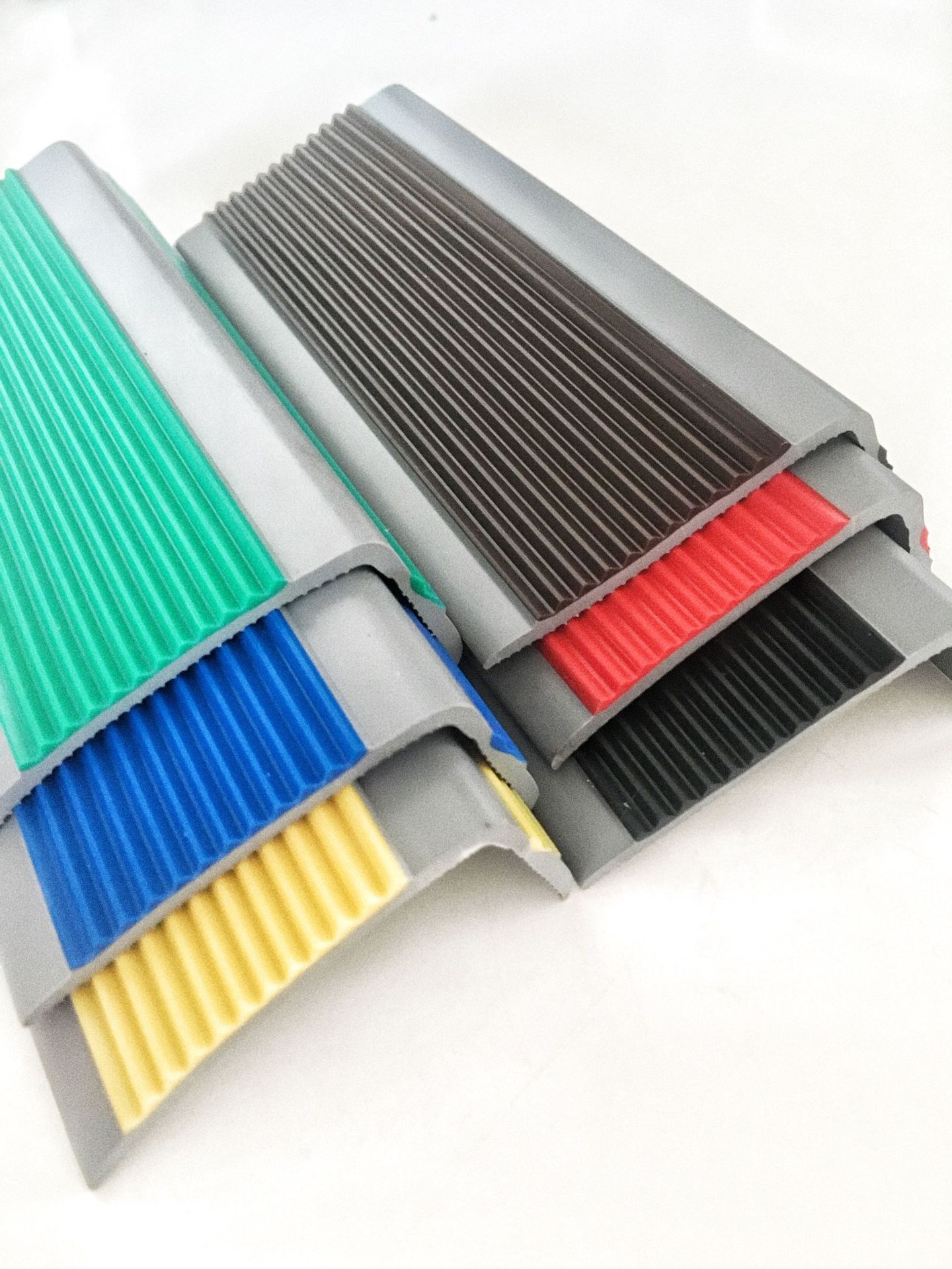 厂家批发家装pvc护角平板楼梯防滑条防摔台阶收边l型压边条无背胶