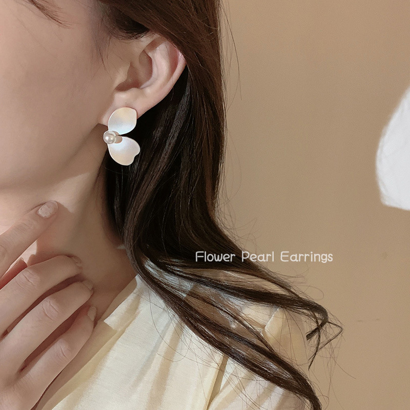 Internet Celebrity Milky White Earrings for Women Special-Interest Design High-Grade Earrings New South Korea Light Luxury Temperament Earrings Wholesale