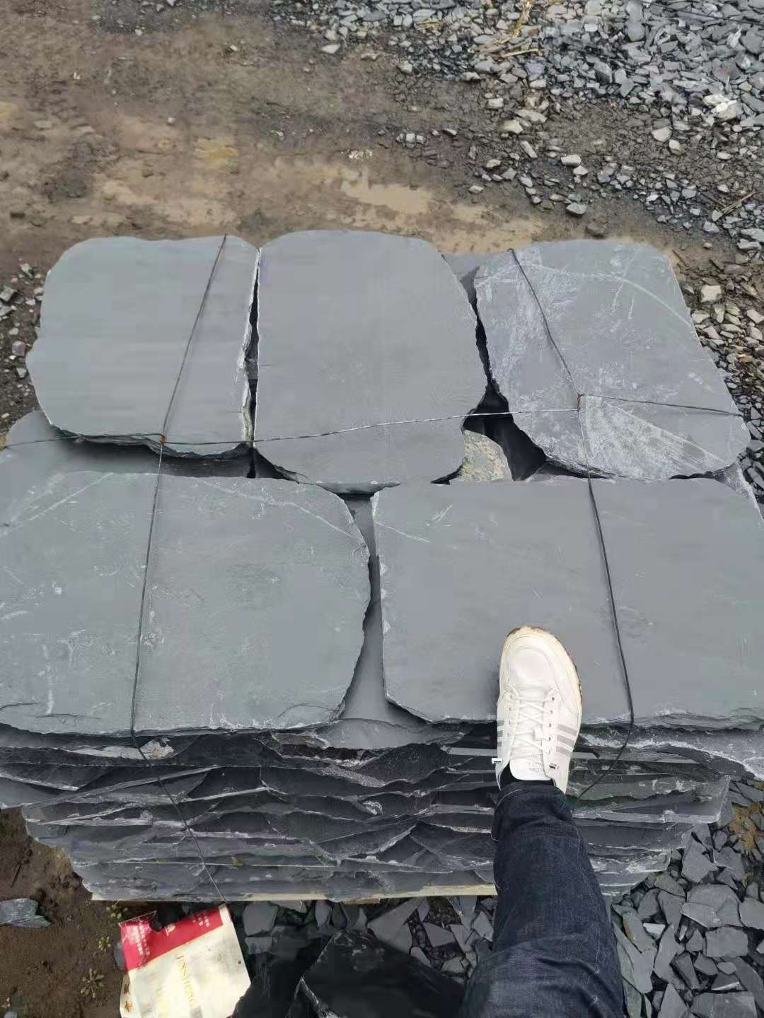 大量供应不规则青石板 园林庭院碎拼石乱型石 池底石片青石板岩