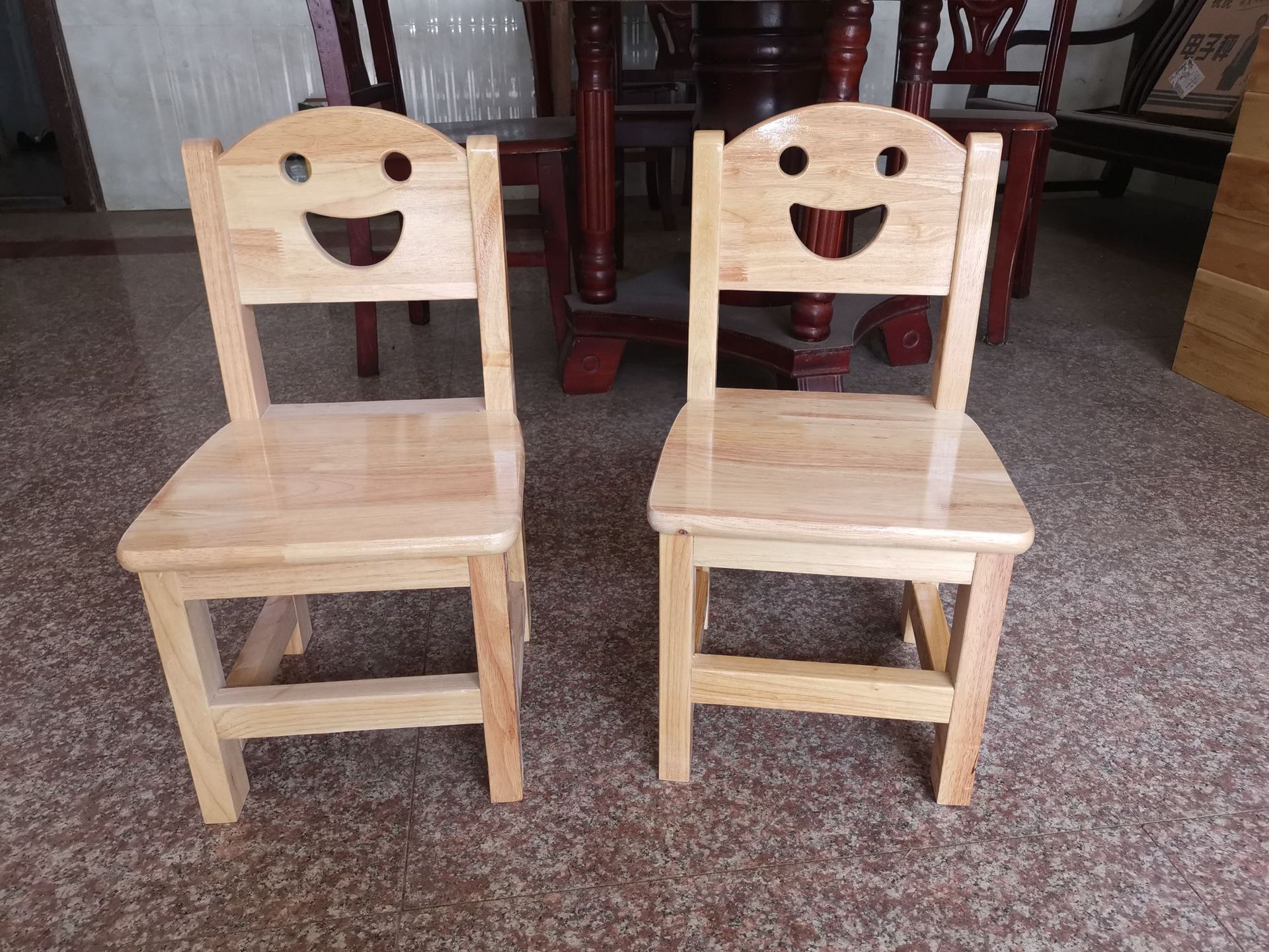 厂家批发橡木幼儿园椅子儿童木质靠背椅笑脸椅桌椅套装橡木小椅子