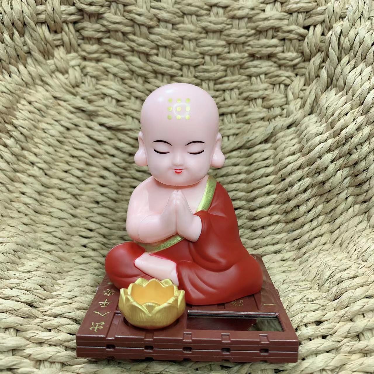 太阳能摇头小罗汉摆件车内装饰品摇头公仔摆件