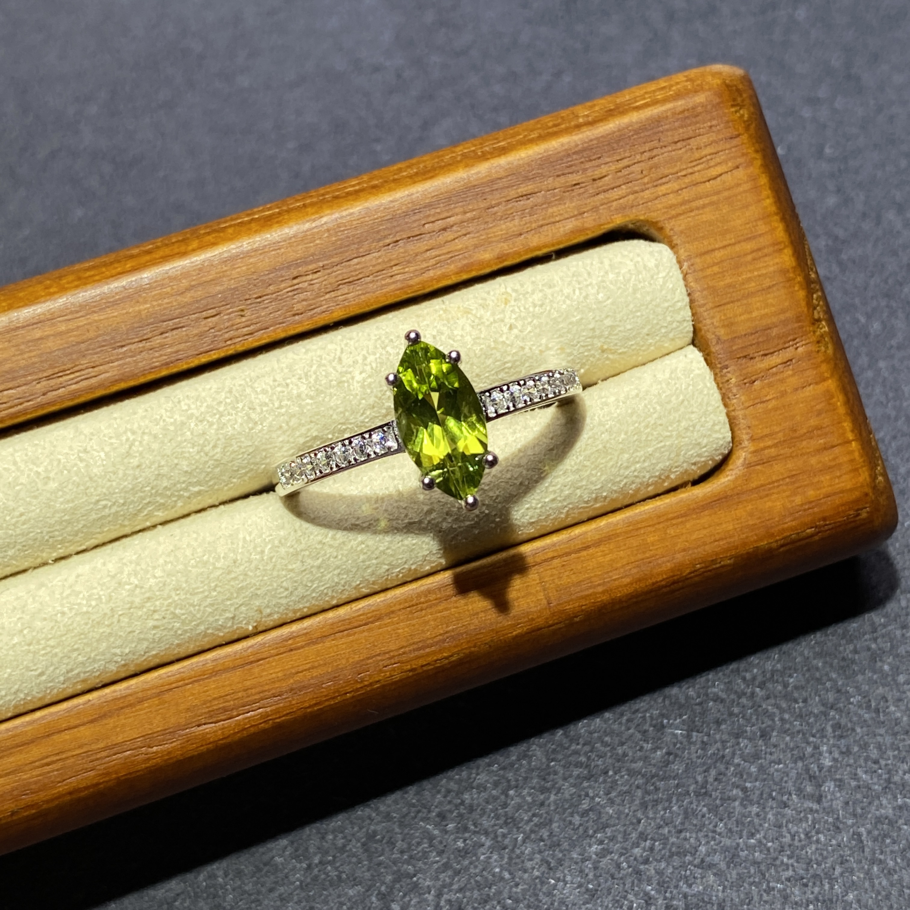 天然彩宝橄榄石戒指马眼切面镶嵌s925纯银戒托活口可调节女戒首饰