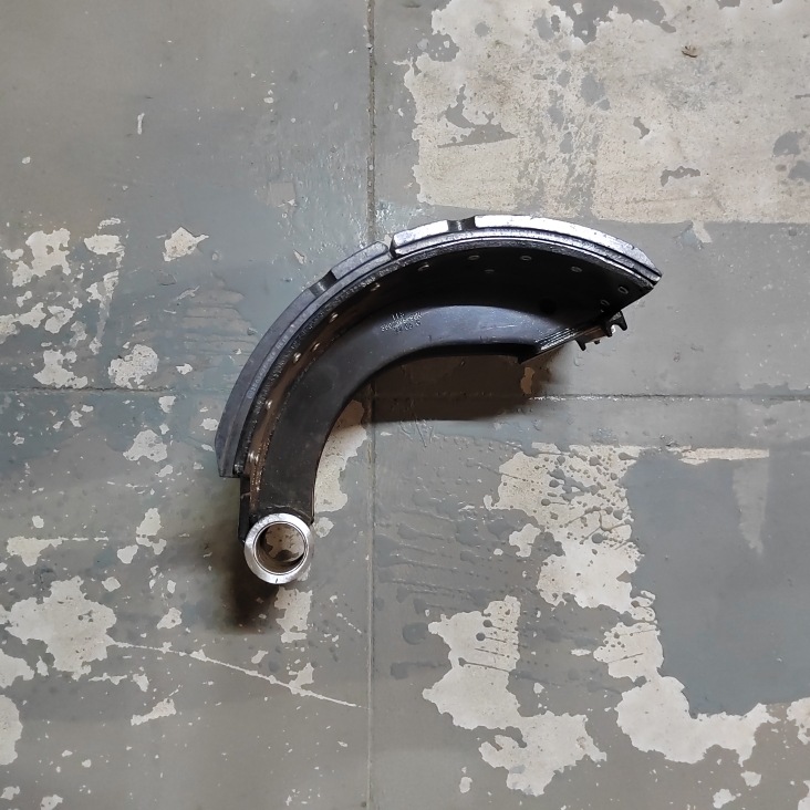 适用j6p车制动蹄铁片刹车蹄铁带摩擦片后驱动桥98r款汽车配件