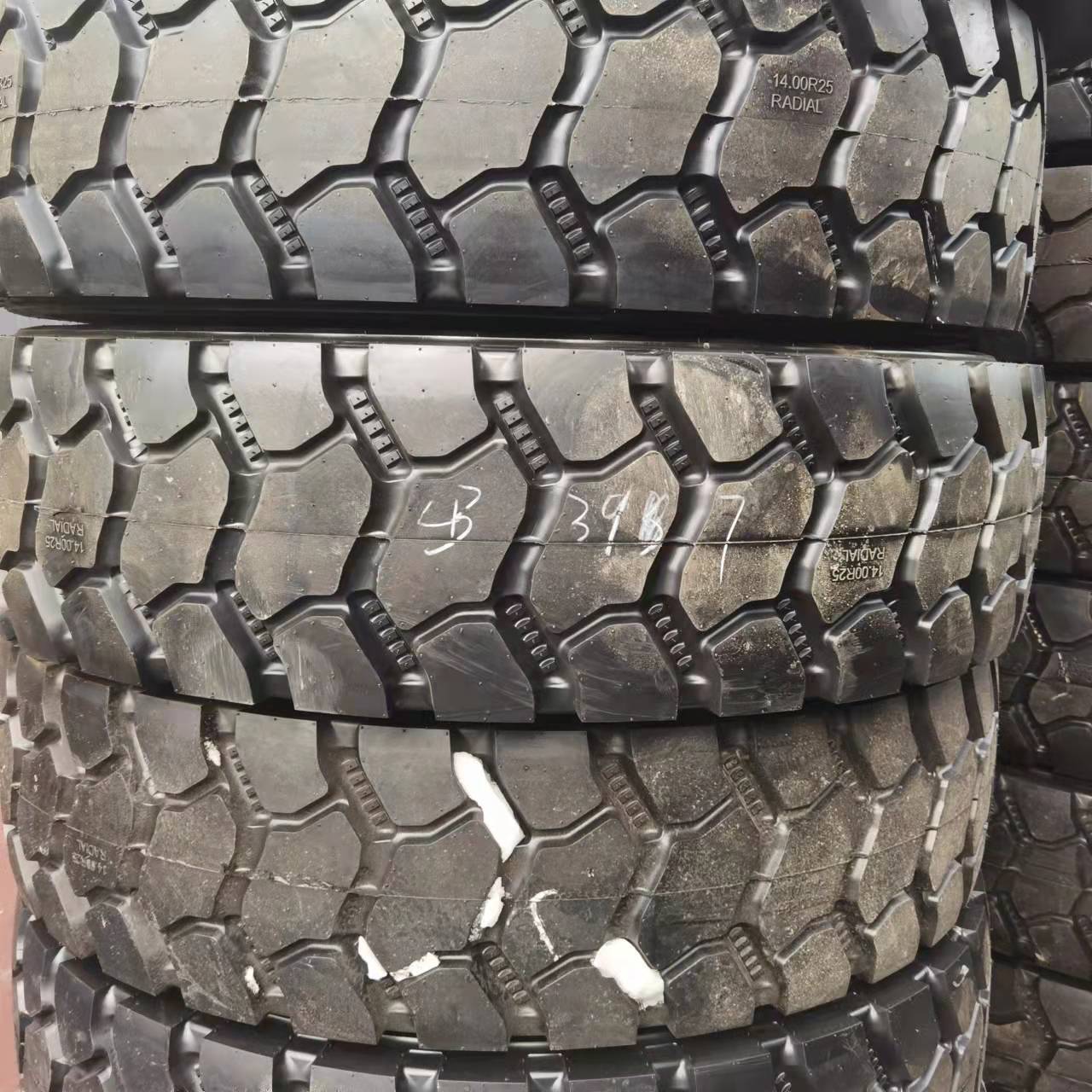 中国重汽宽体车轮胎 1400r25 全钢矿山重型自卸车轮胎