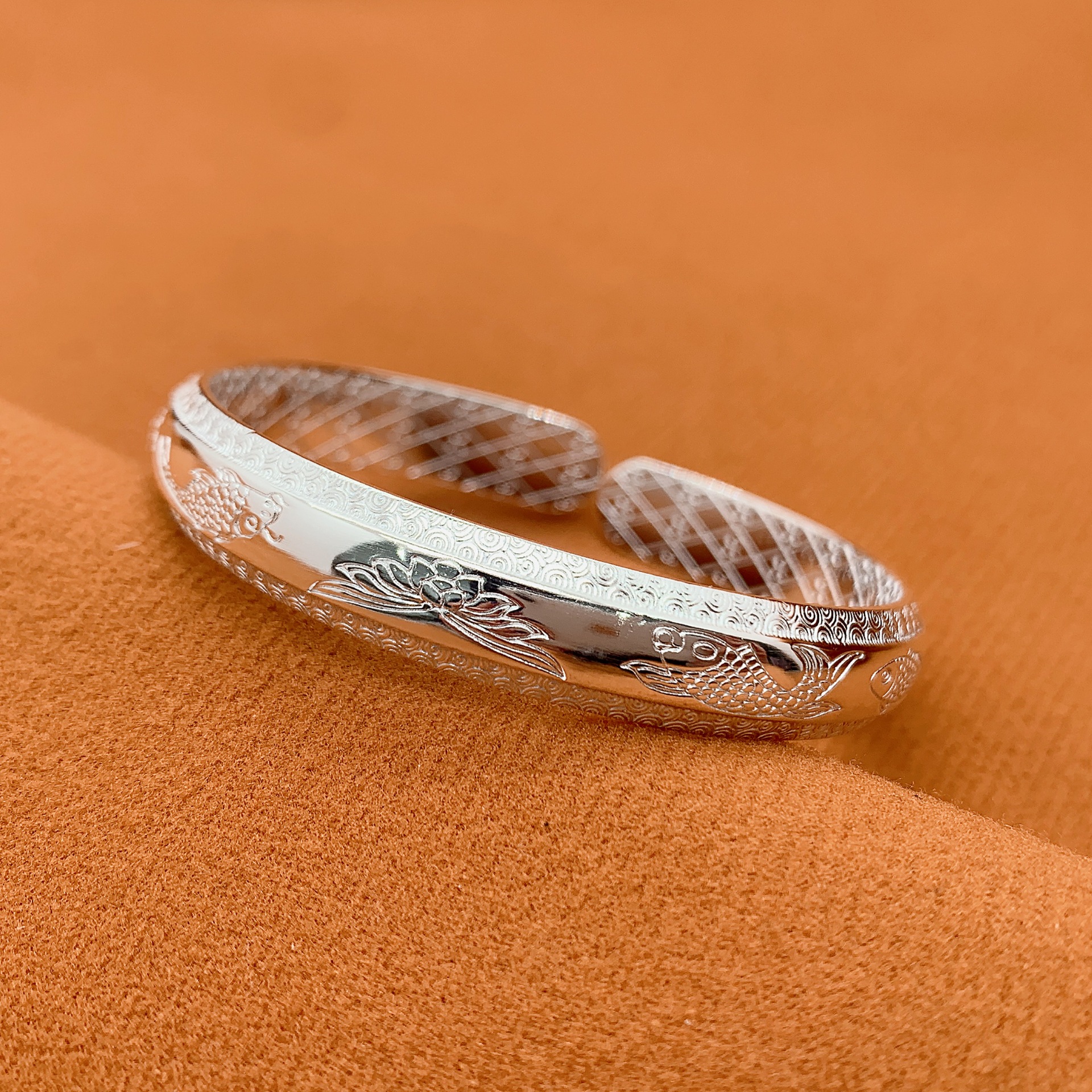 福氏足银999精工电镀激光莲花鲤鱼光面实心纯银开口手镯母亲节送