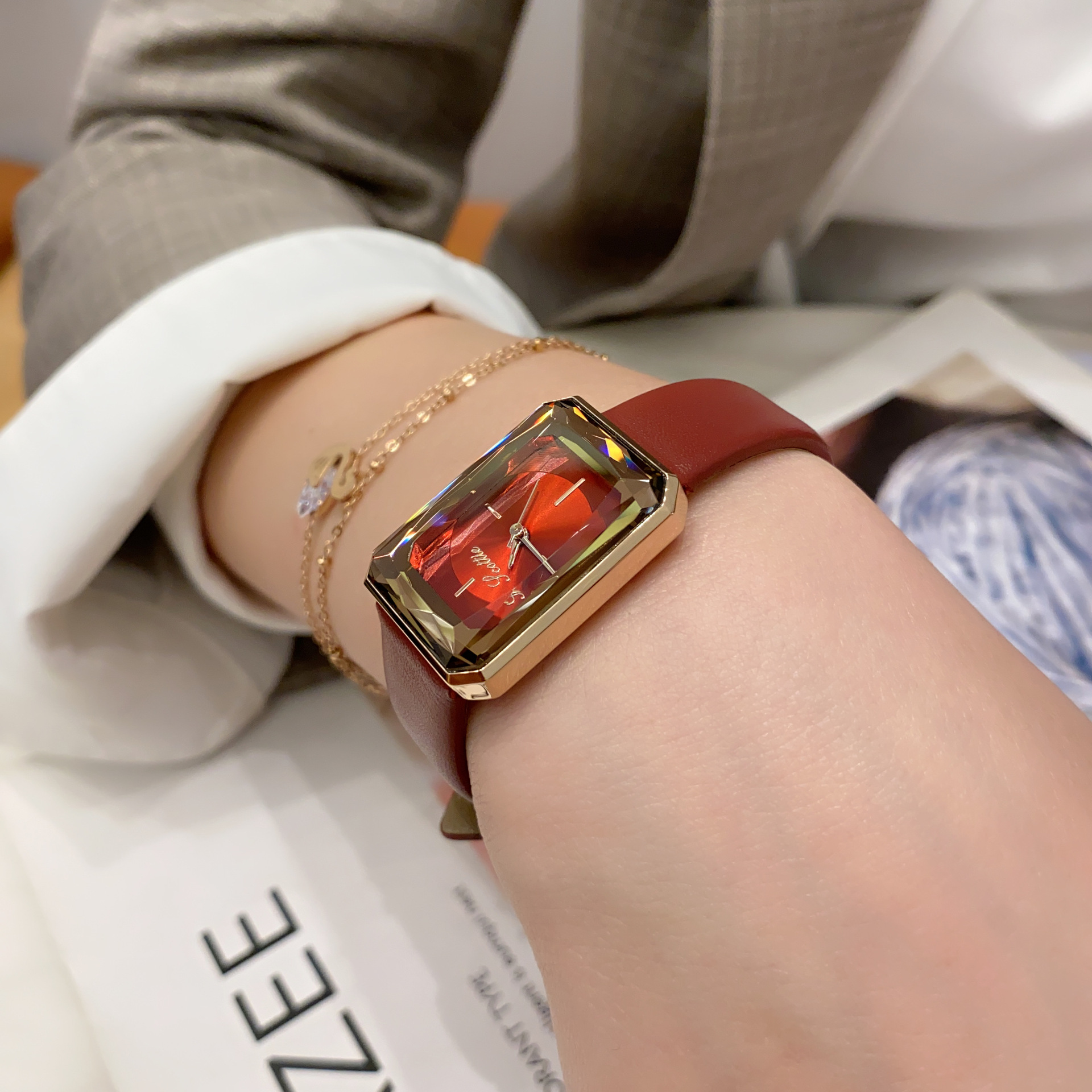 诗高迪2021新款优雅小方表女士手表时尚防水女表宝石般镜面石英表