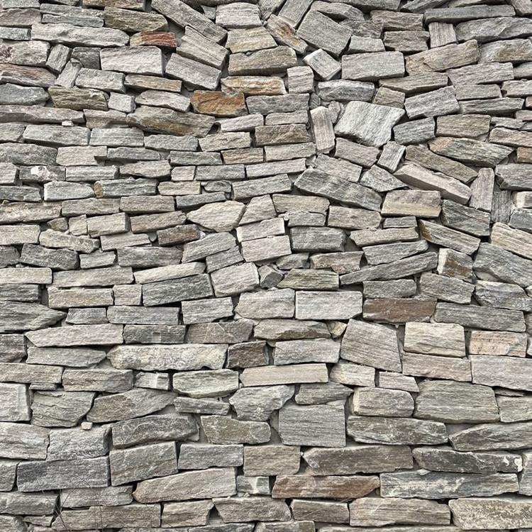 源头不规则浆砌片石挡土墙 块石毛石板岩碎拼砌墙石色彩丰富