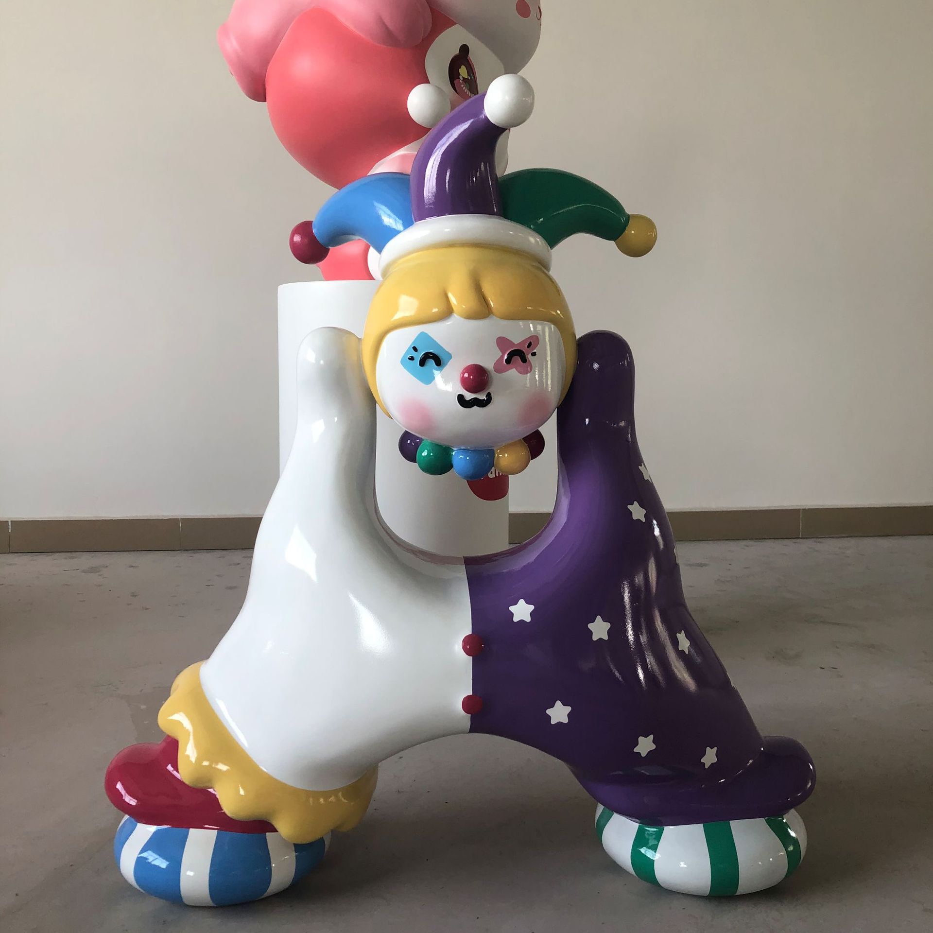 玻璃钢小丑雕塑定制 供应室内商场门店形象卡通公仔景观装饰摆件