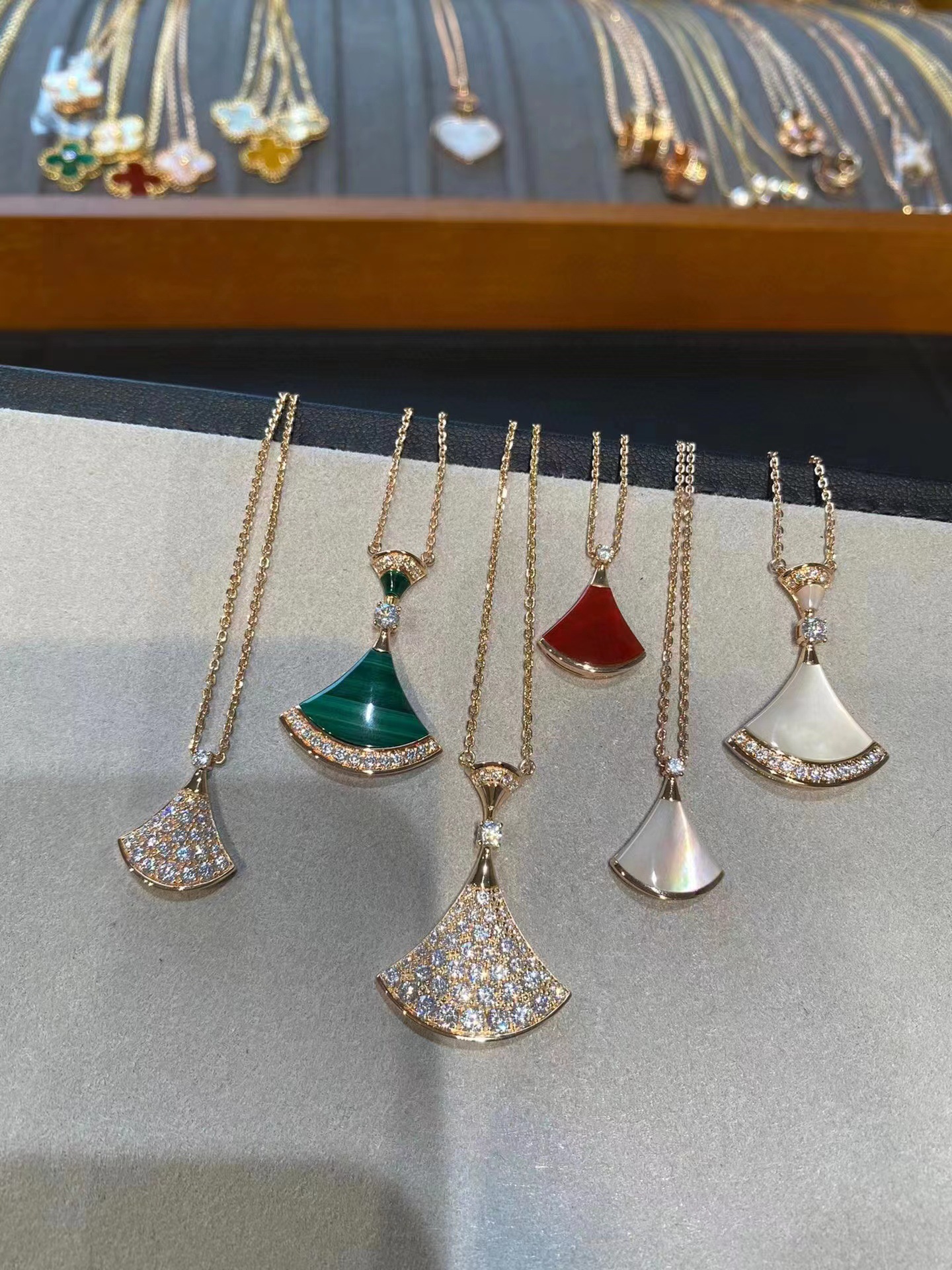 宝家bv小裙子白贝红玛瑙镶钻项链18k玫瑰金锁骨链百搭 批发招代理