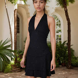 挂脖深 V 亮片收腰短裙，无袖露背辣妹风黑色派对裙