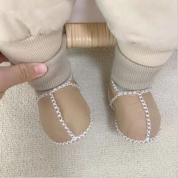 Sheepskin and Fur Integrated Baby Shoes and Socks Winter Baby Toddler Shoes Newborn 0-6-12 Soft-Soled No Heel Slippage Steps Warm Shoes