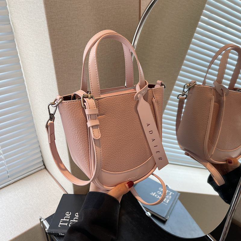 高级感小众设计单肩包时尚通勤包包女2024春夏新款韩系斜挎水桶包