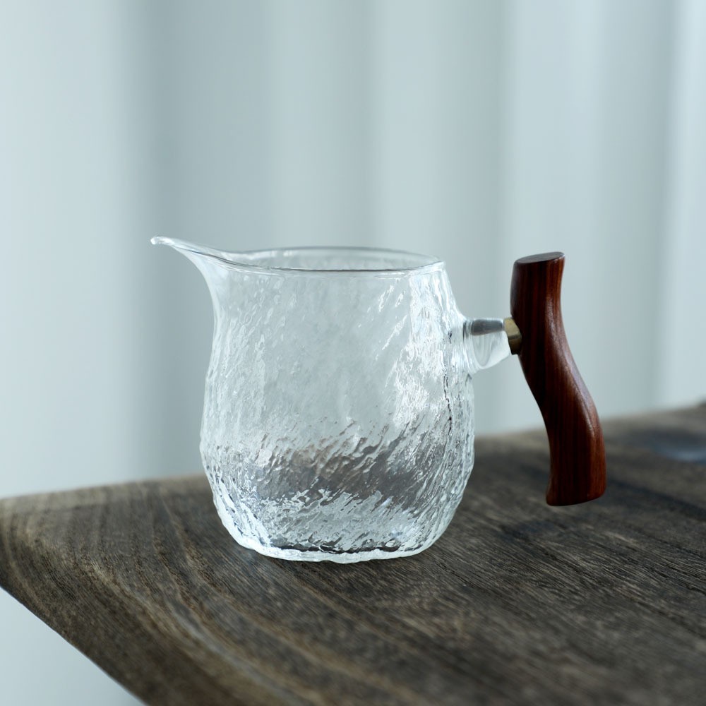 厂家批发高硼硅玻璃公道杯带手柄家用功夫茶具锤纹木把尖嘴分茶器