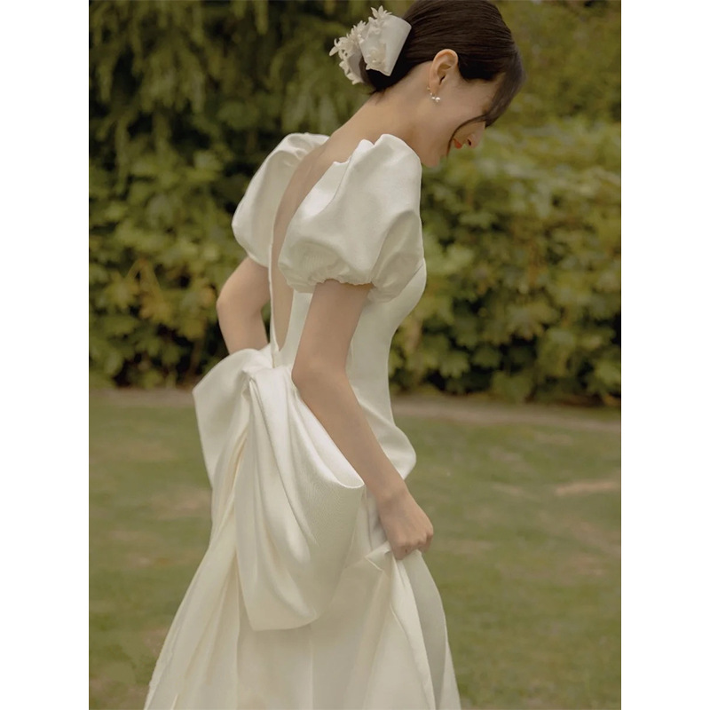 森系简约轻婚纱2021新款超仙梦幻缎面出门纱露背户外旅拍新娘礼服