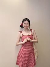甜酷红格纹连衣裙女夏季2024新款设计感系带收腰别致内搭吊带裙潮