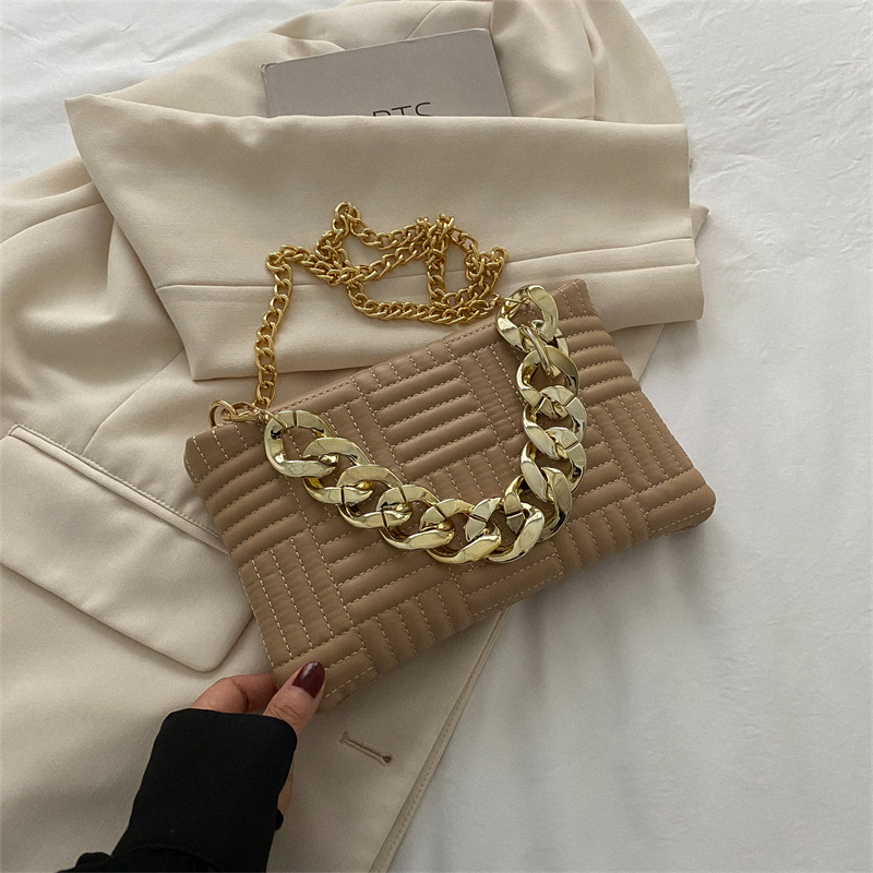 2022 New Simple Chain Shoulder Bag Solid Color Fashion Pleated Bubble Retro Casual Texture Oblique Small Square Bag