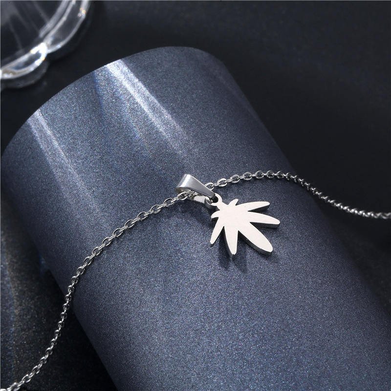 Wish European and American Fashion Brand Ornament Necklace Female Personality Retro Hip Hop Maple Leaf Pendant Cross-Border Stainless Steel Accessories Wholesale