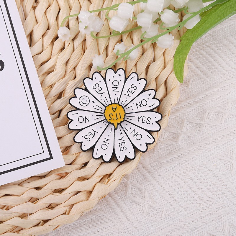 Rotating Brooch Foreign Trade Creative Little Daisy Sunflower Turntable Simple Japanese Personality Golden M Badge Decorations