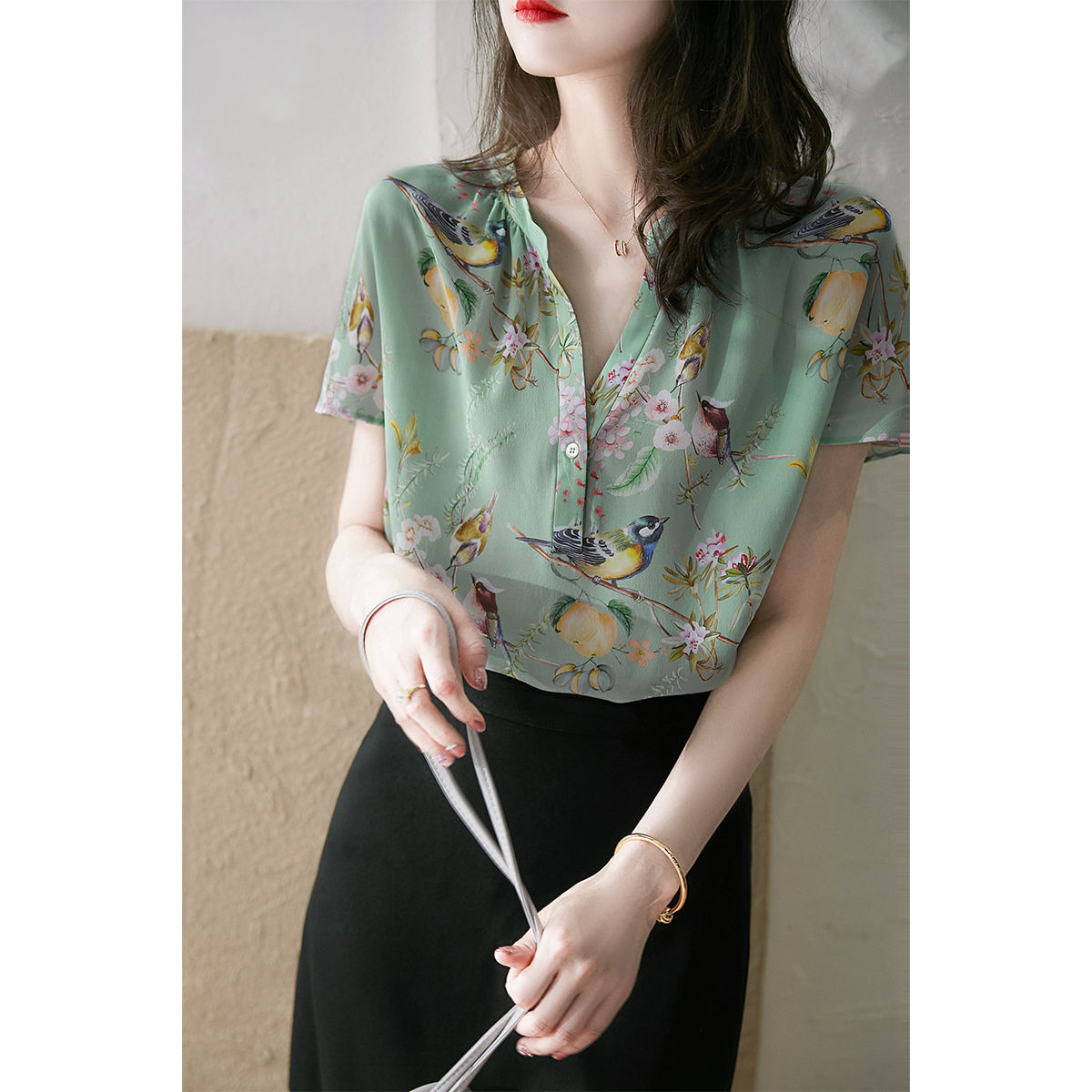 2022新款短袖雪纺衬衫女上衣小清新花鸟印花洋气v领衬衣女