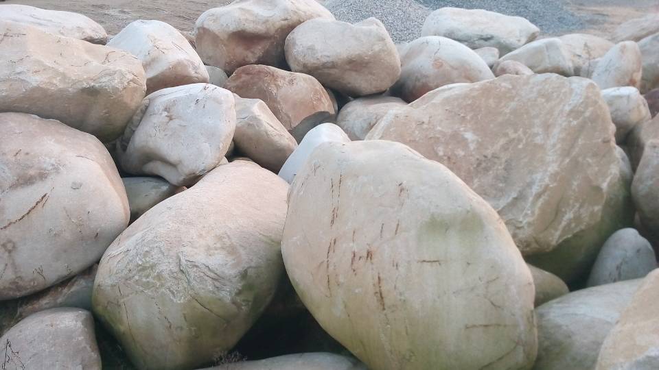 批发水冲石溪滩石 大规格鹅卵石 黄蜡石 园林铺路石 园林工程用品