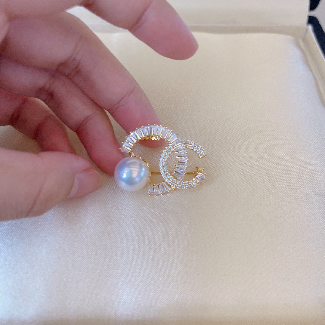 10-11爱迪生淡水珍珠胸针秋冬必备 小香风镜面珠光质感轻奢设计款