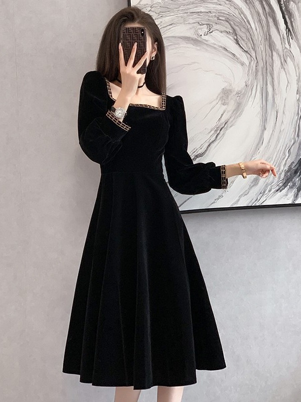 法式方领金丝绒连衣裙女春秋新款复古赫本风内搭黑色气质中长裙