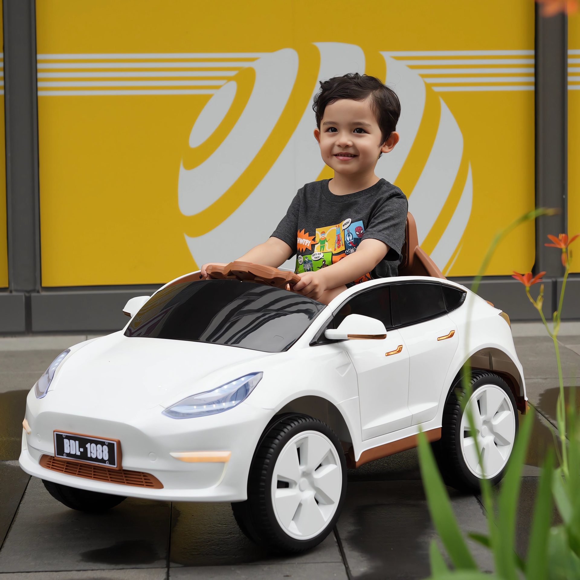 特斯拉儿童电动车四轮遥控汽车宝宝儿玩具可坐人男女小孩四驱童车