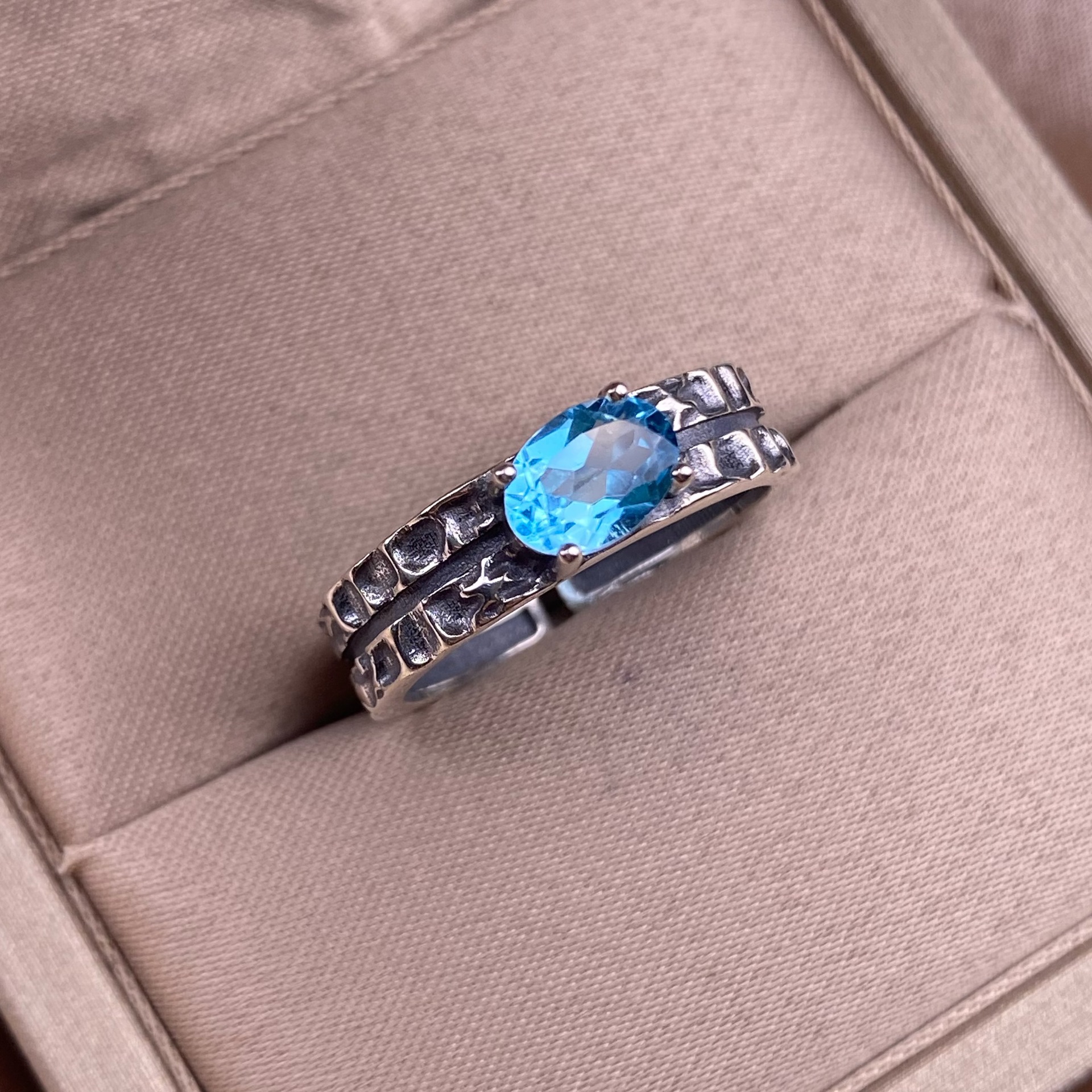 瑞士蓝托帕石戒指s925银镶嵌复古做旧精致开口设计宽版女款手饰品