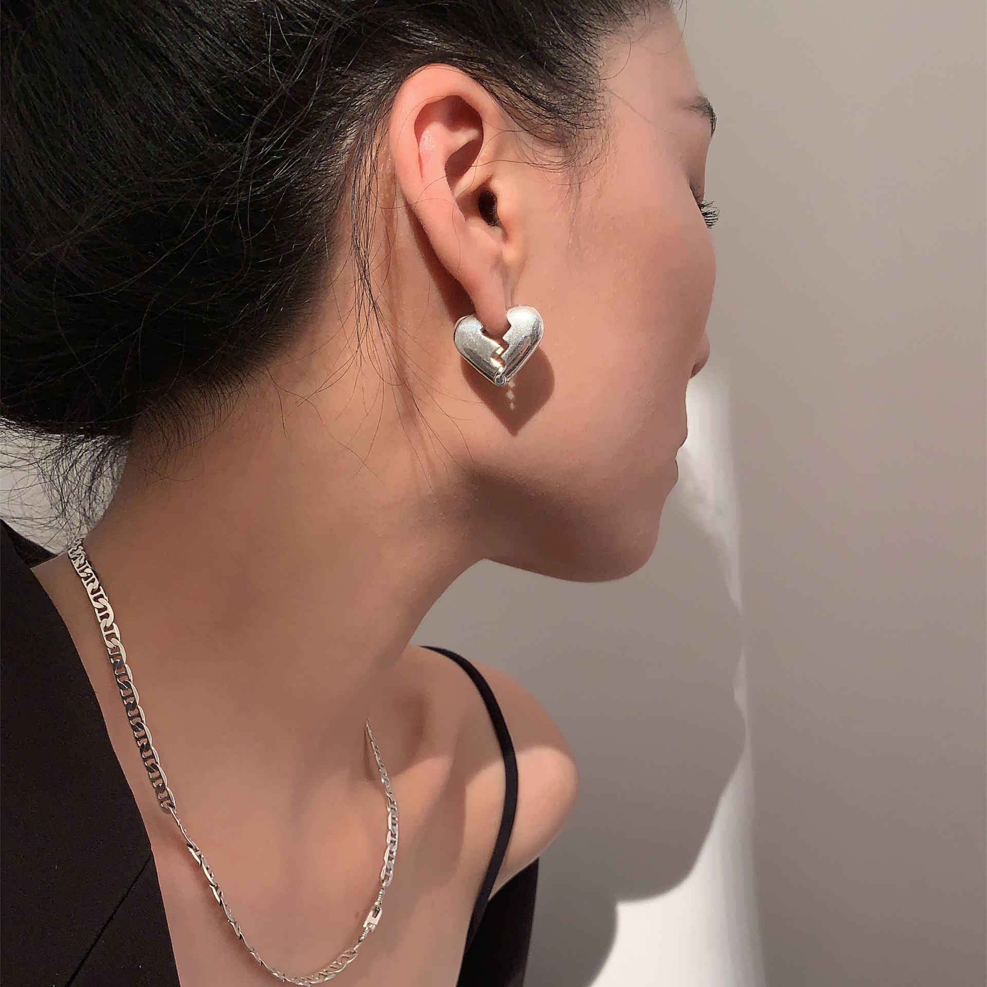 Broken Heart Ear Clip Female Earrings Niche Design Light Luxury High-End Fashion Earrings Cold Style Personal Accessories