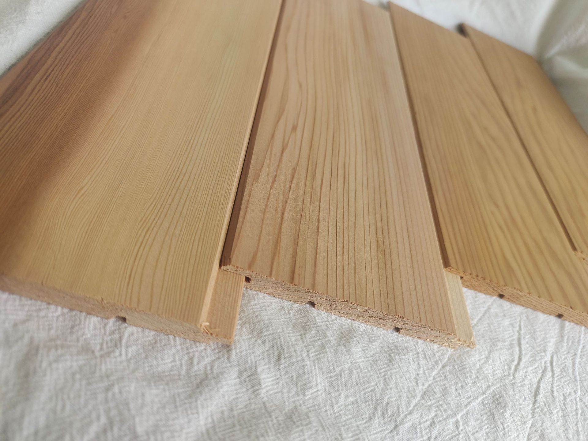 红雪松扣板用于木屋建造,室内天花板,木瓦地板等