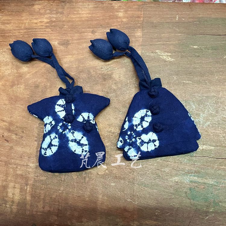 手工蓝染布宝贝尺寸:宽8cm高10cm,手拎带长15cm,这是一款