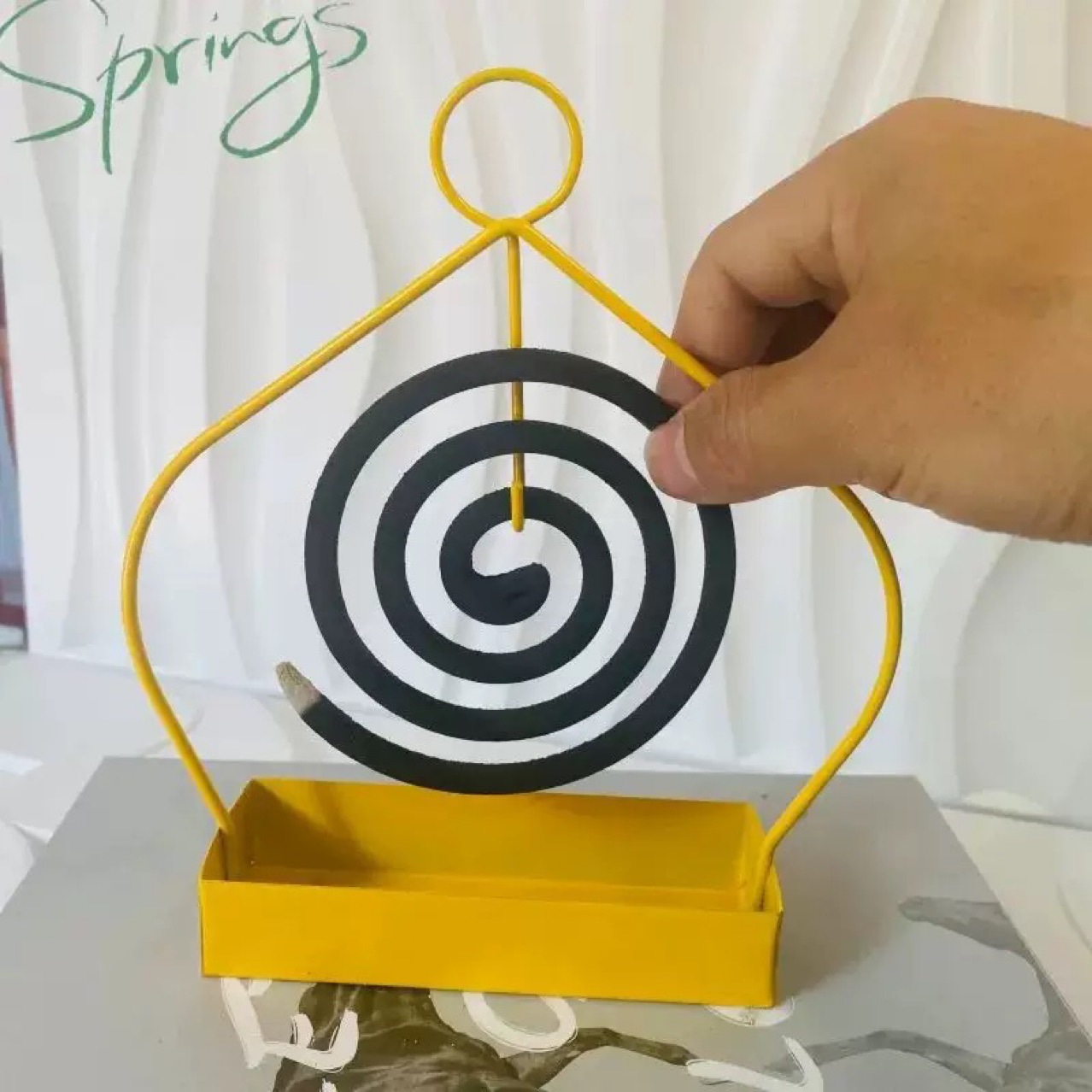 轻奢心形蚊香架简约创意挂式蚊香盘家用卧室悬挂式北欧金属蚊香架