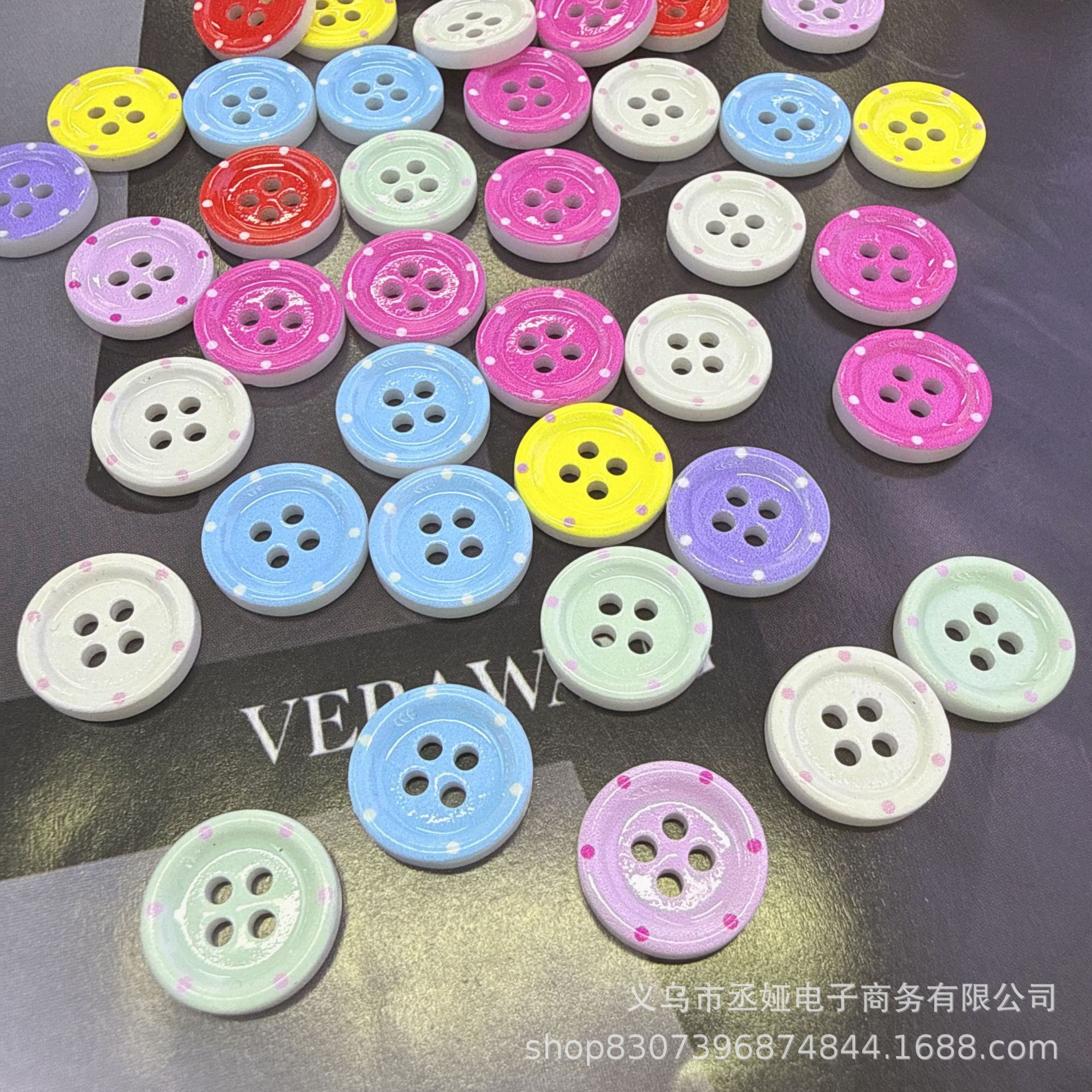 彩色圆形混装四眼树脂纽扣diy鞋花搭配发夹发饰手机壳服饰品配件