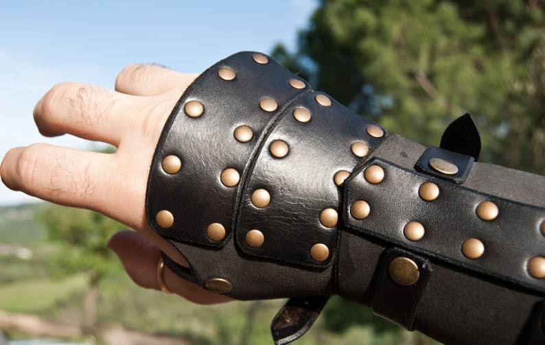 跨境外贸新款中世纪护臂铆钉复古护腕