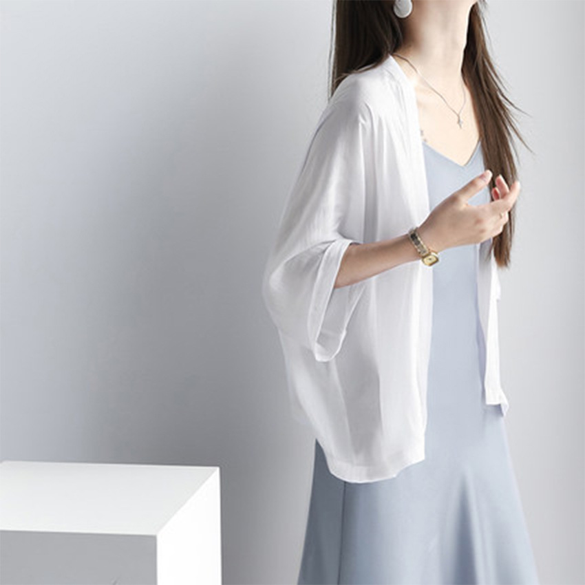 轻薄防晒小披肩女2021夏季新款防晒衣宽松百搭真丝质感开衫