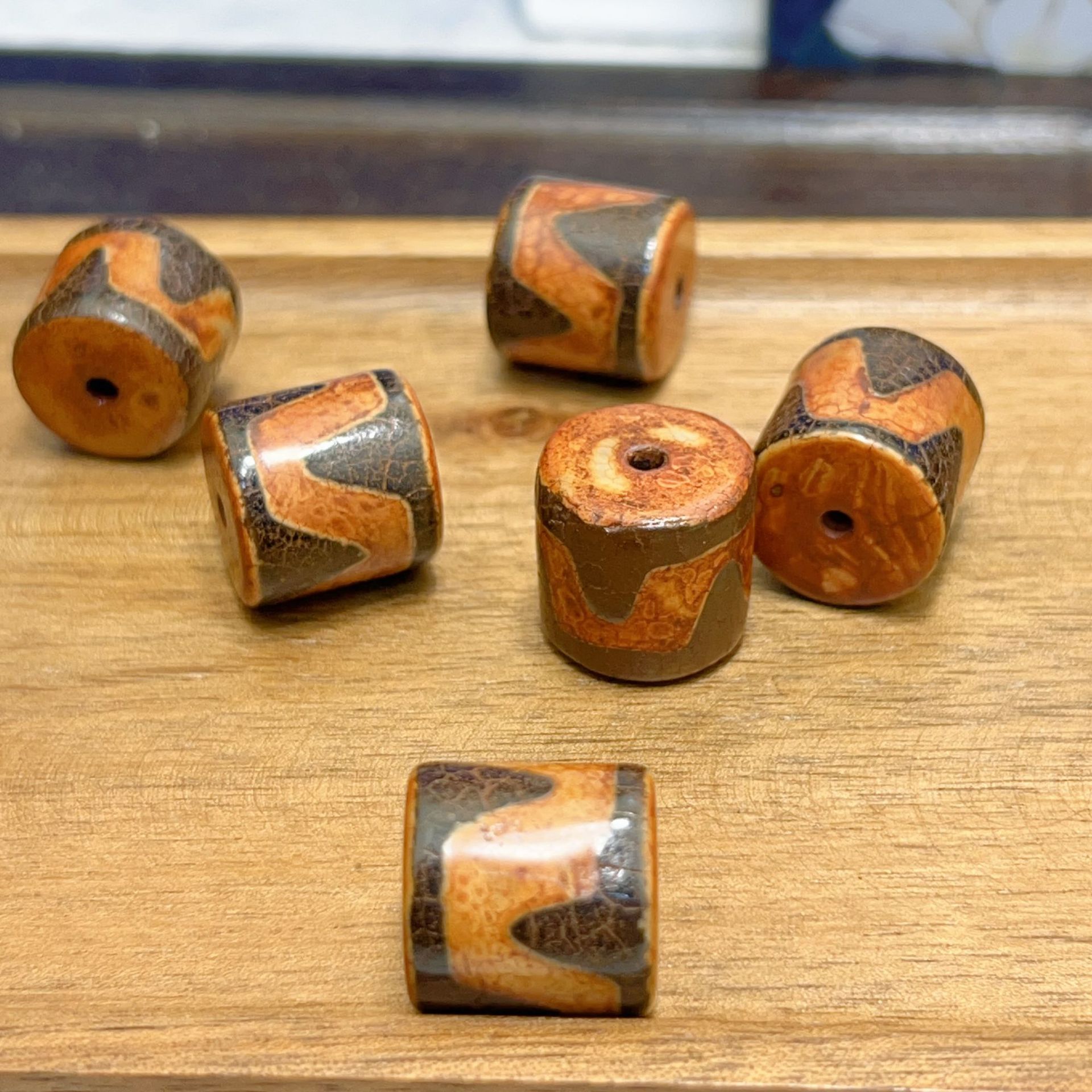 藏式天珠龙鳞纹开篇纹仿古红旧天然红玛瑙桶珠虎牙天珠文玩配饰