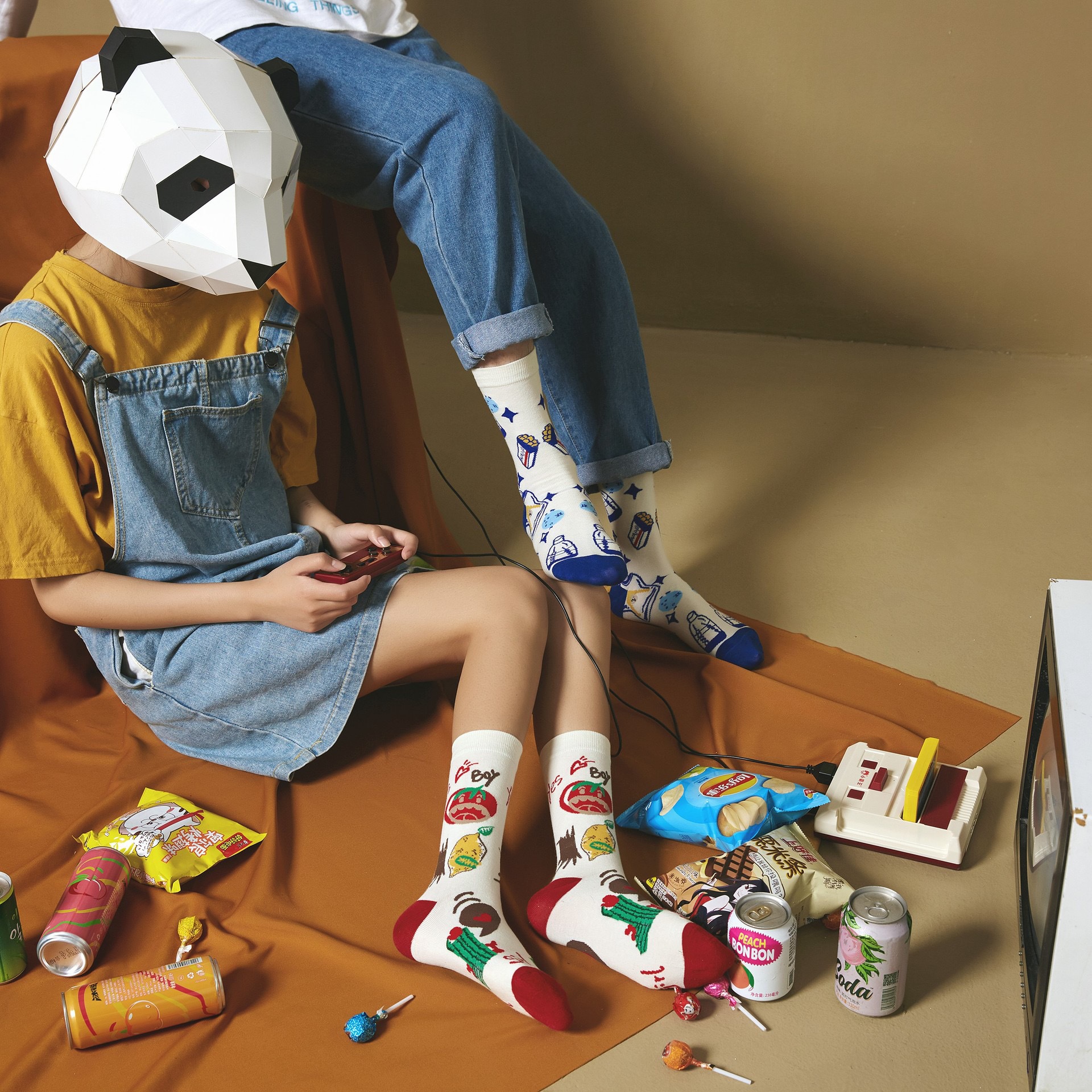 小红书新款情侣日系潮流ins卡通头像插画中筒棉袜嘻哈滑板袜子