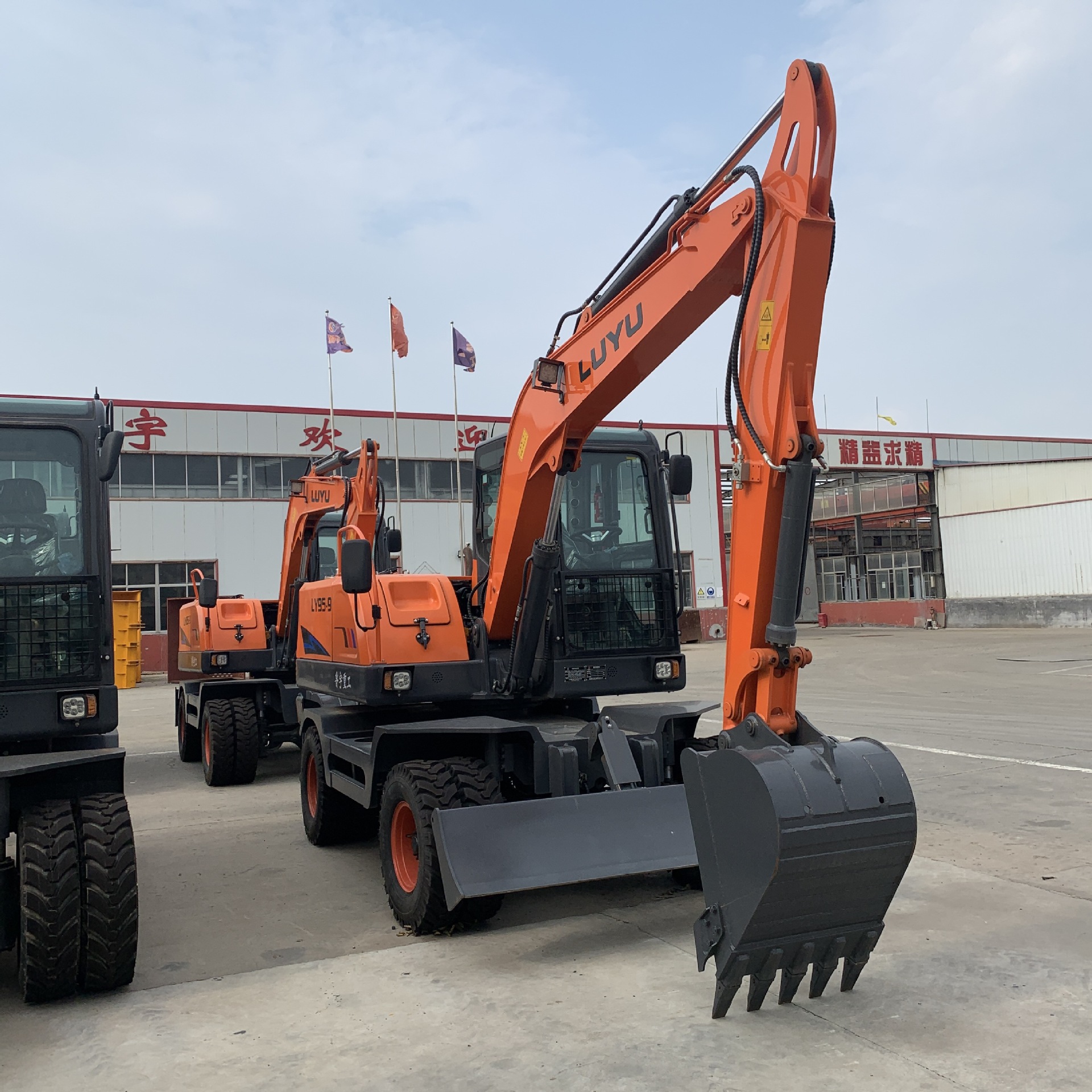 质优价廉鲁宇机械95轮式挖掘机可更换多种属具挖机