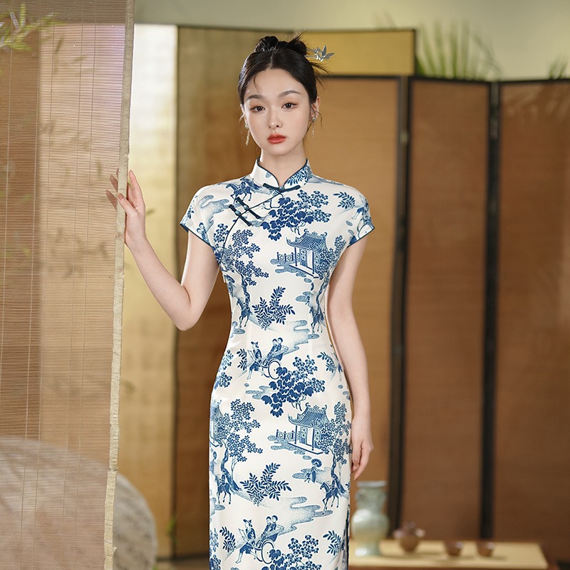 2024年春夏季新款中国风年轻少女气质青花瓷气质优雅长款短袖旗袍