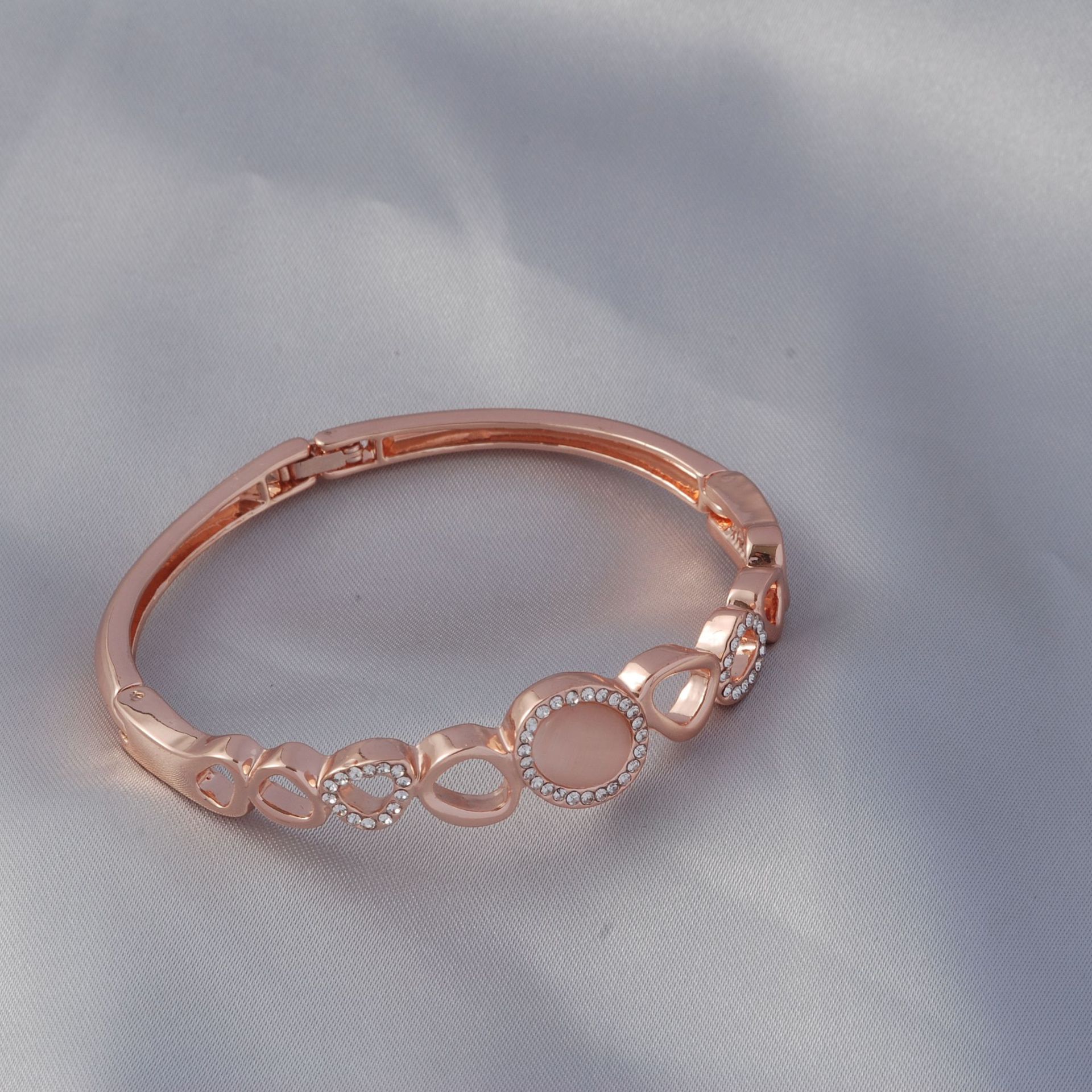 抛光外贸欧美创意款时尚镶钻猫眼石女士手镯简约手饰品批发货源