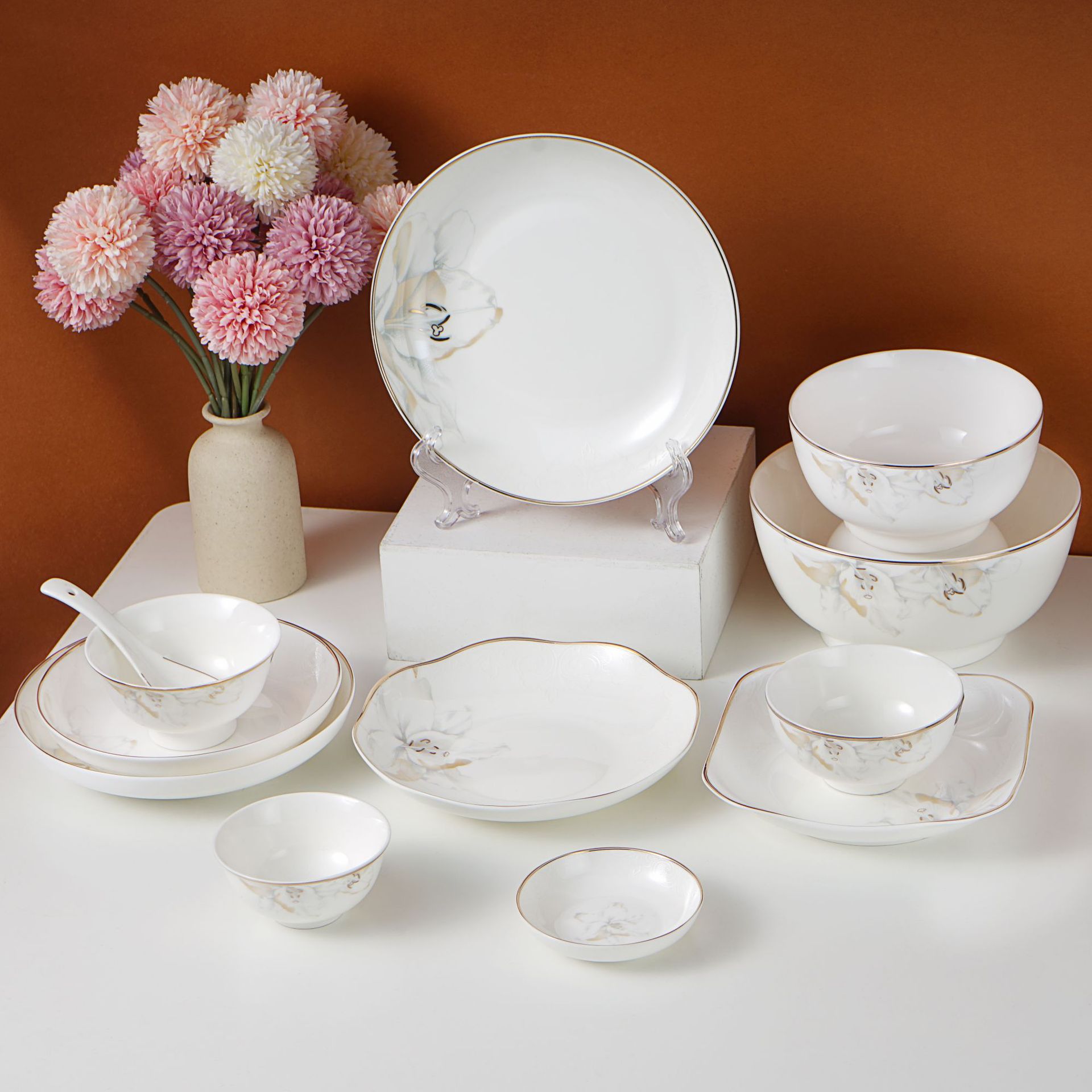 新款金边陶瓷碗碟批发 简约花卉高白餐具 家用优雅碗碟套装碗组合